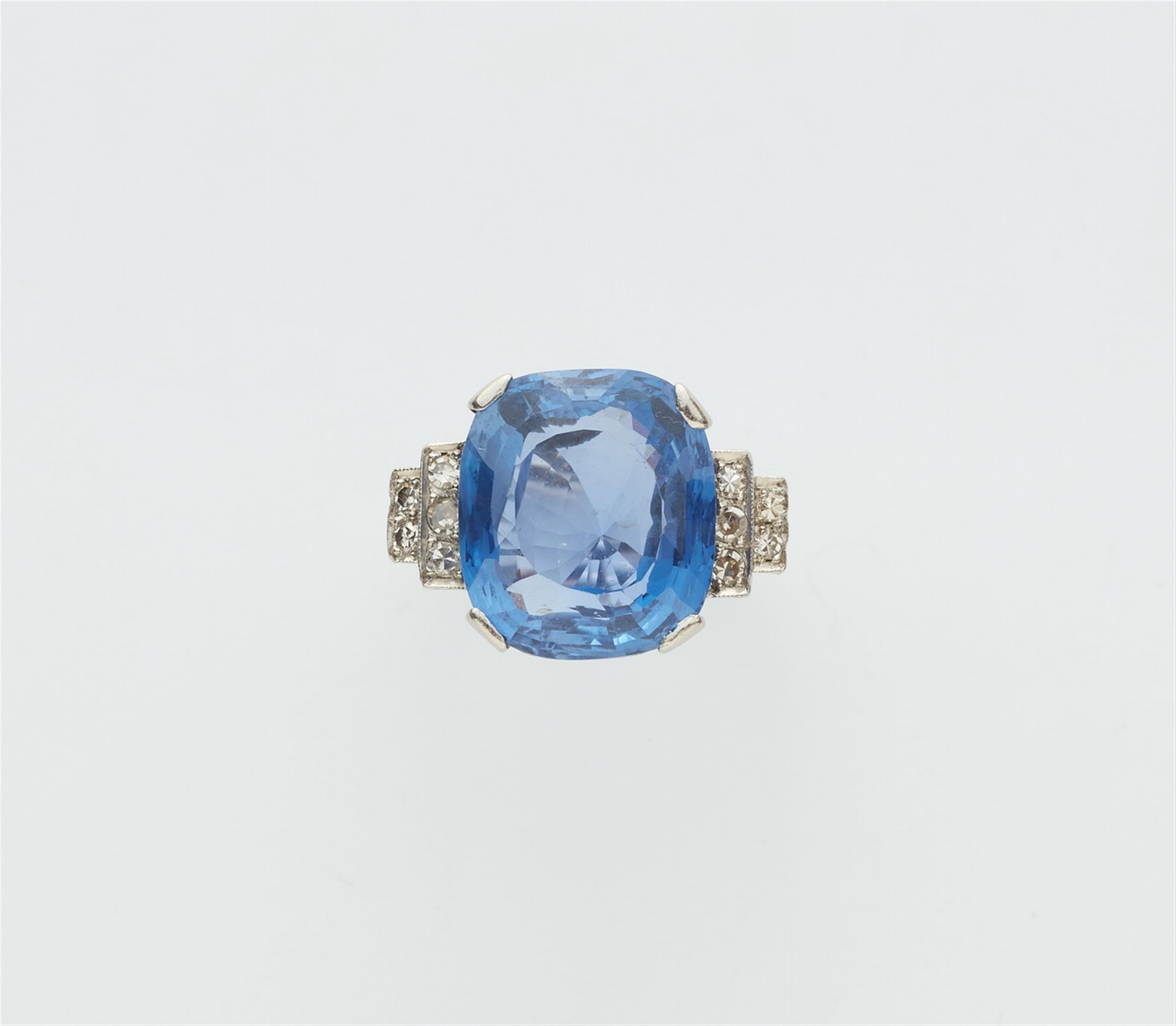 A platinum Ceylon sapphire ring - image-1