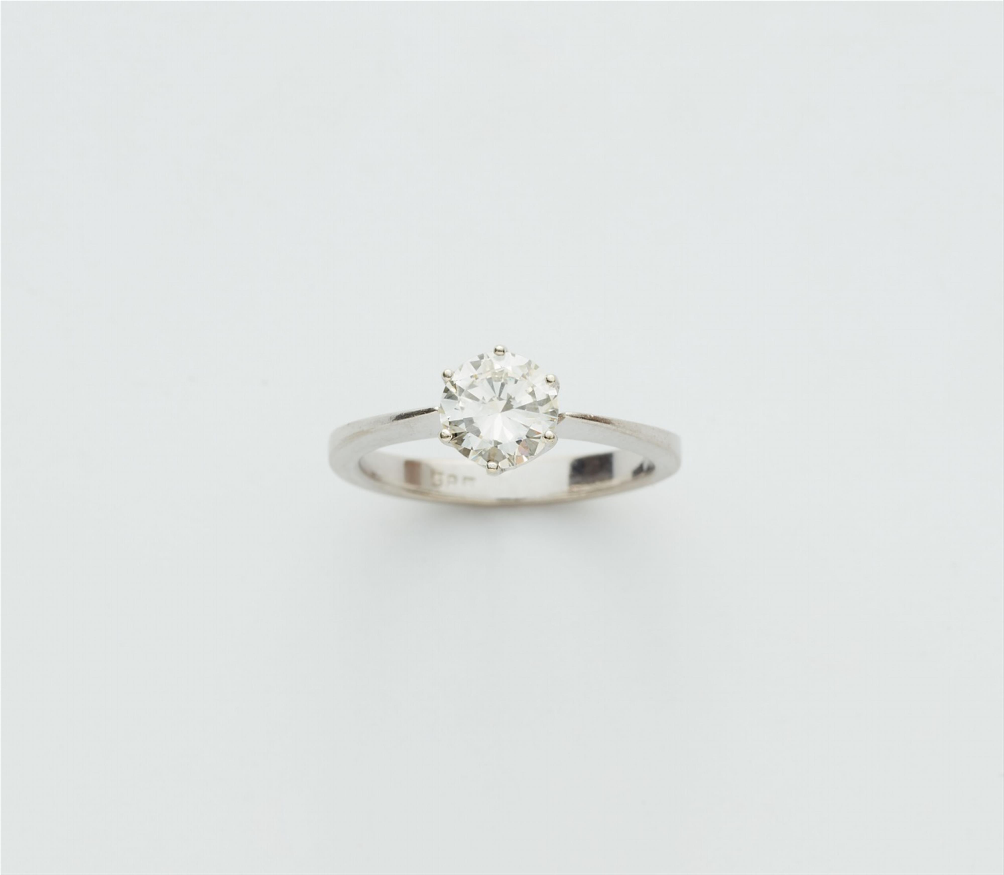 An 18k white gold ring with a 1.0 ct diamond solitaire - image-1