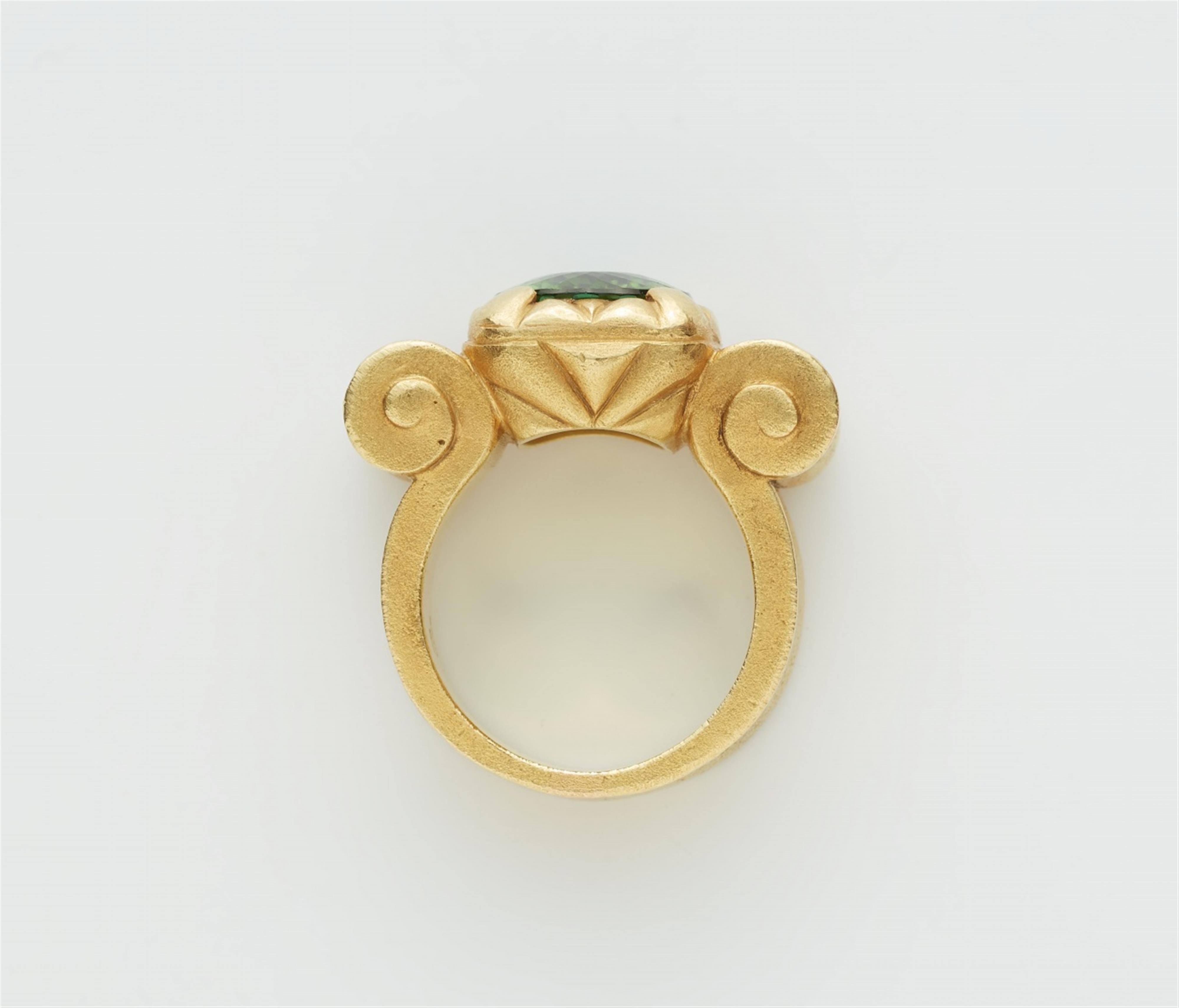 An 18k gold green tourmaline ring - image-2