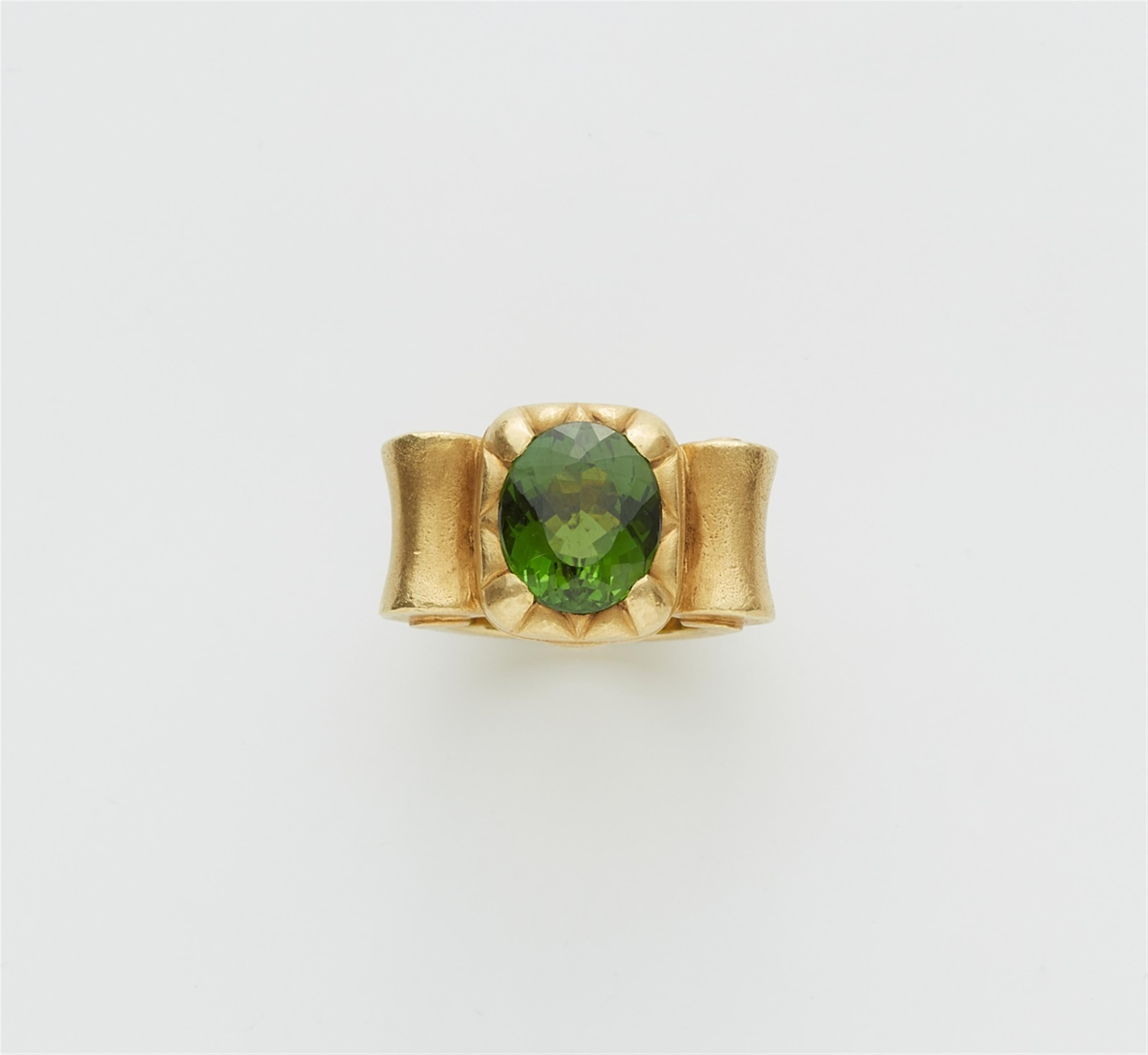An 18k gold green tourmaline ring - image-1