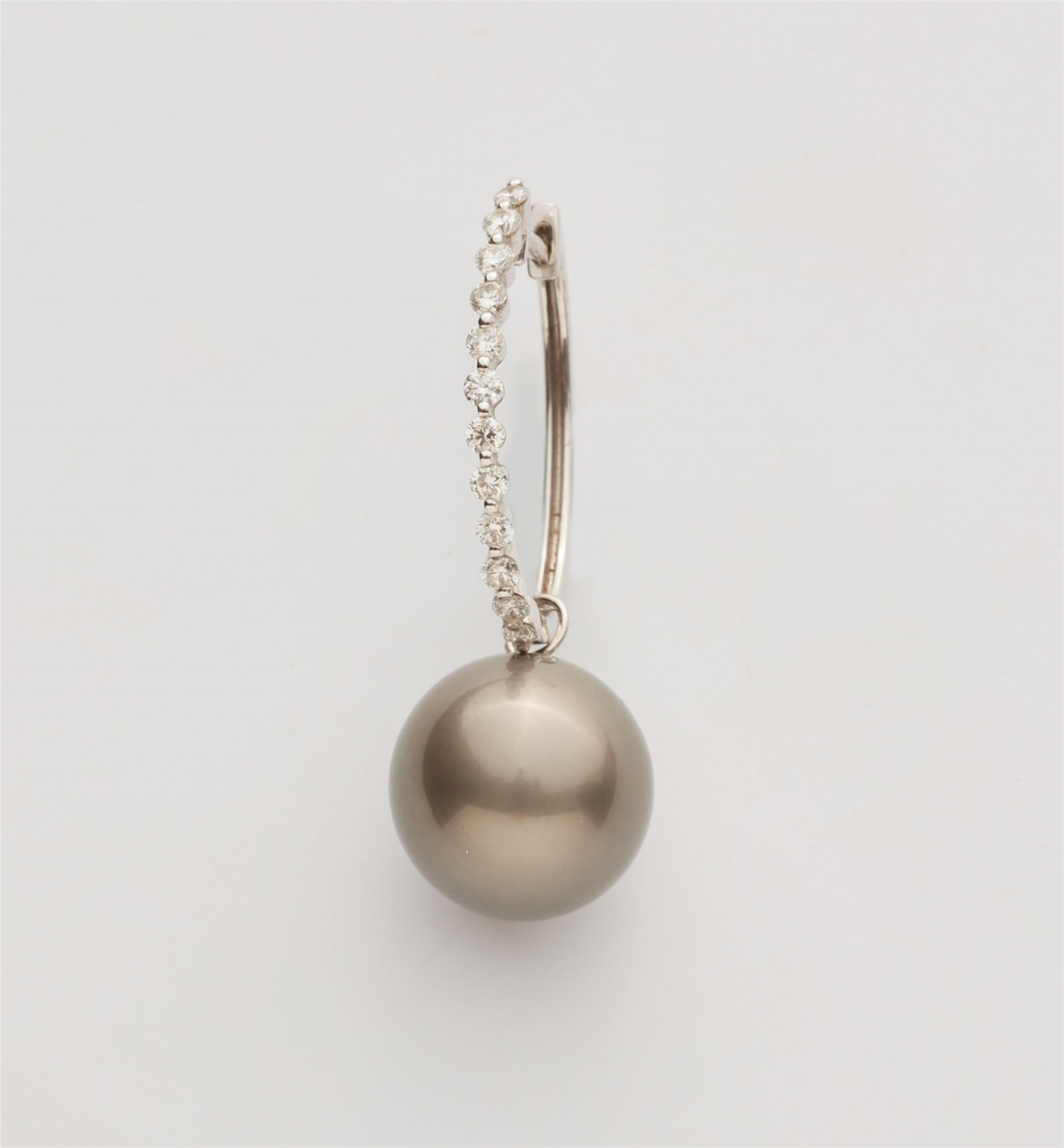 A pair of 14k white gold Tahiti pearl earrings - image-2