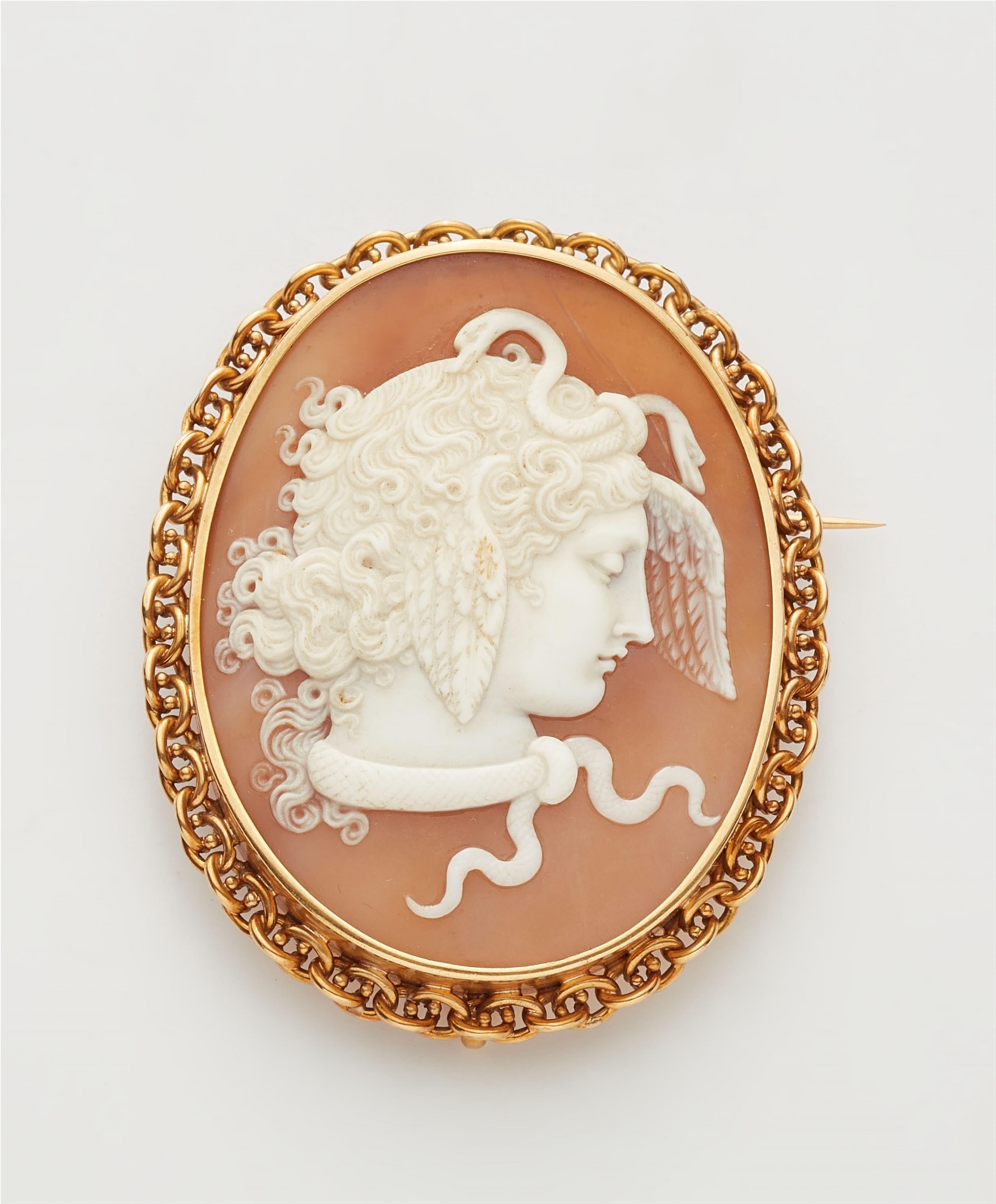 A French 18k red gold shell cameo brooch - image-1