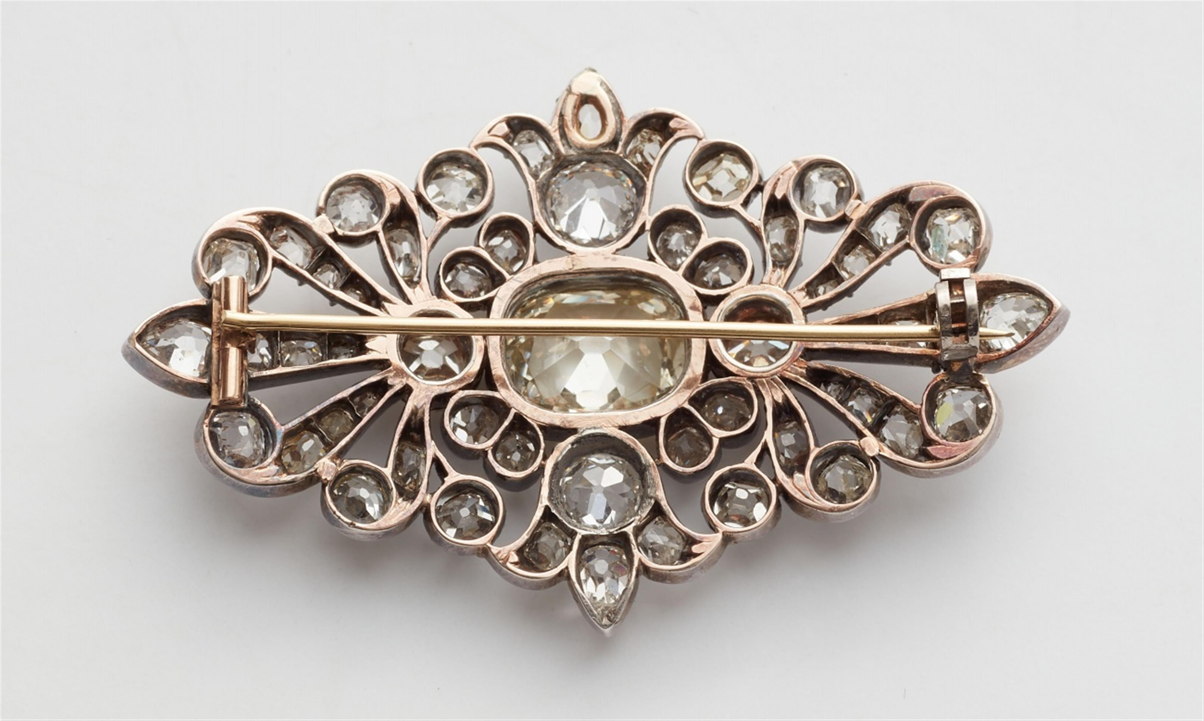A royal diamond brooch - image-2