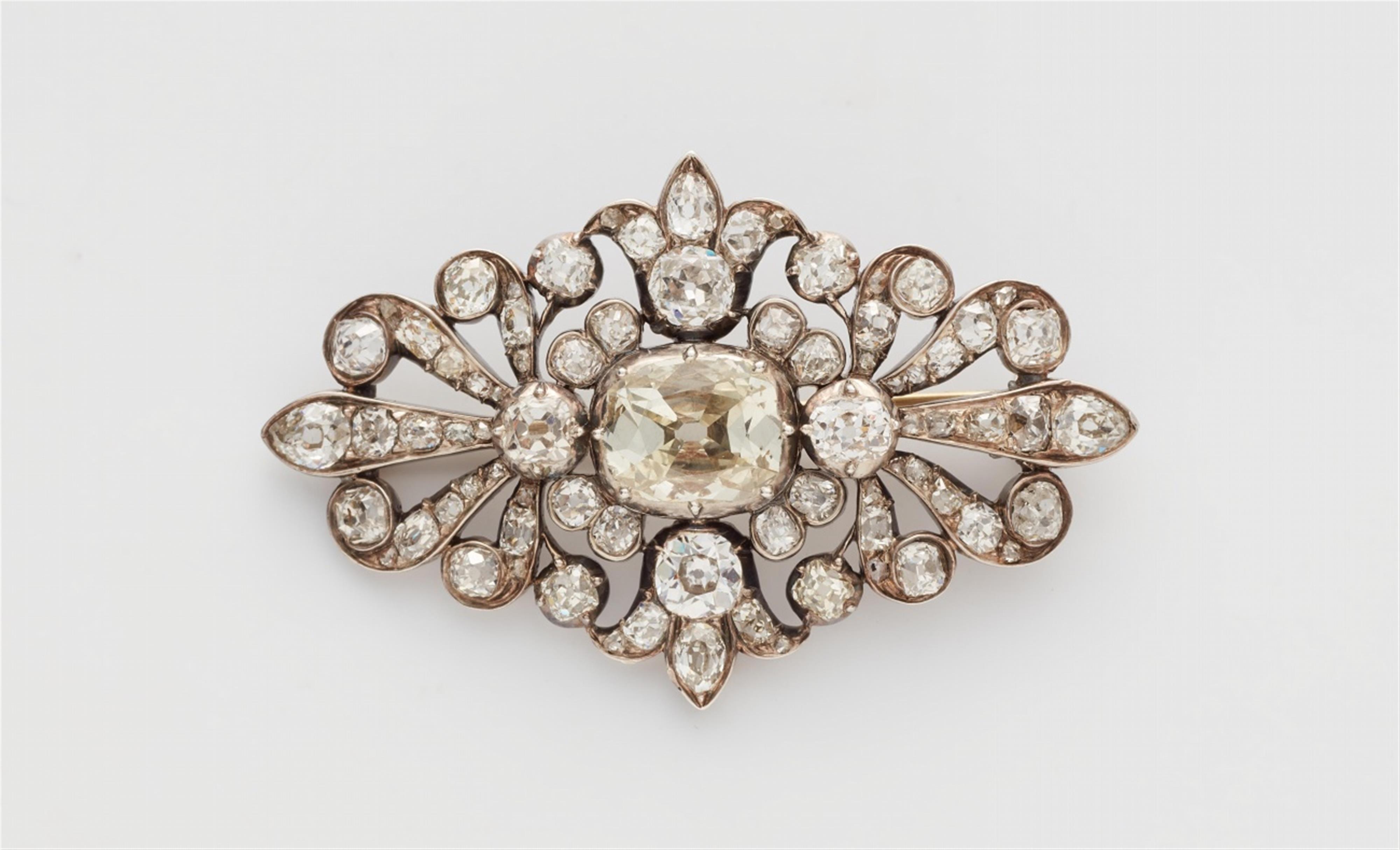 A royal diamond brooch - image-1