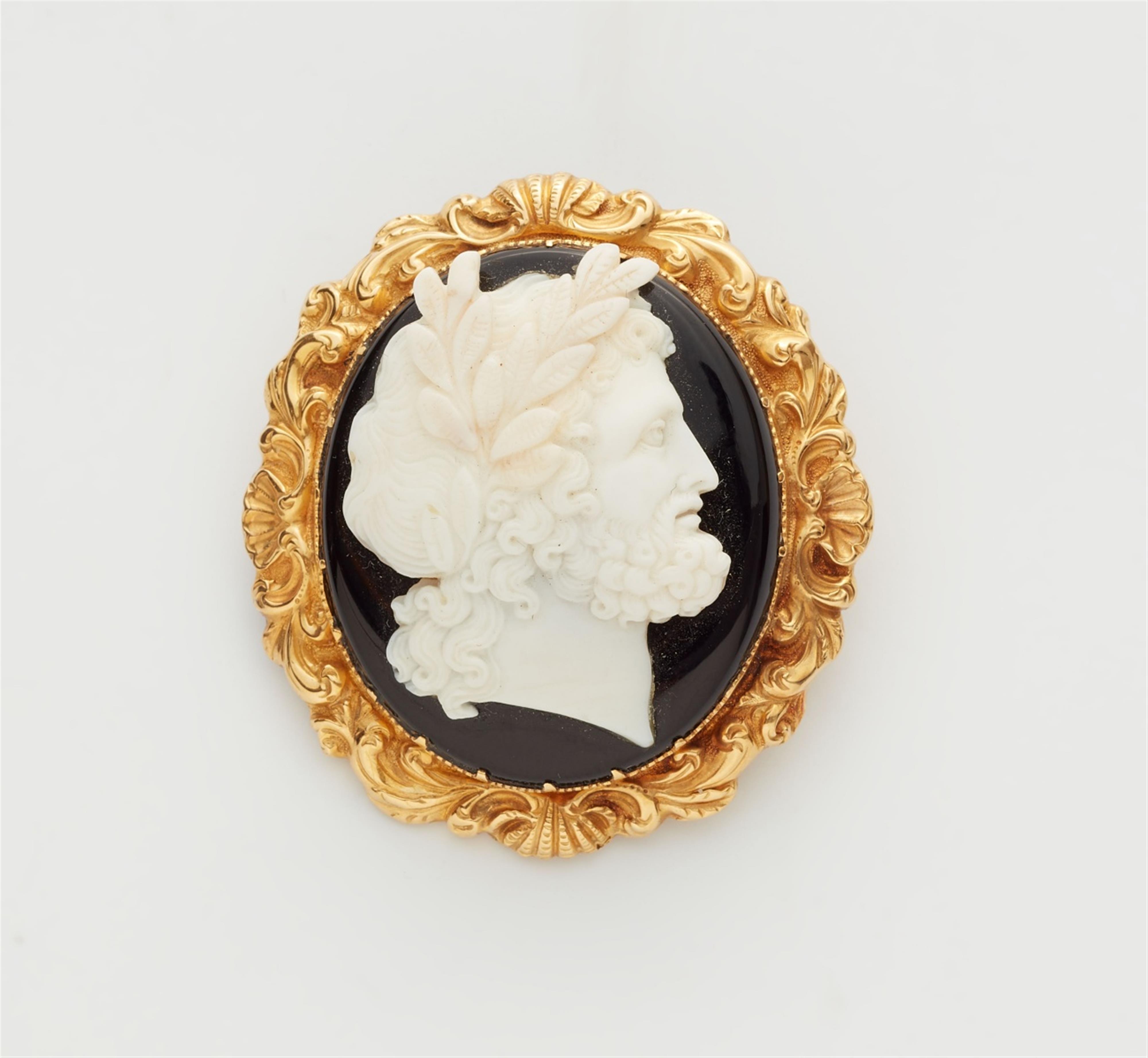 An 18k gold cameo brooch - image-1