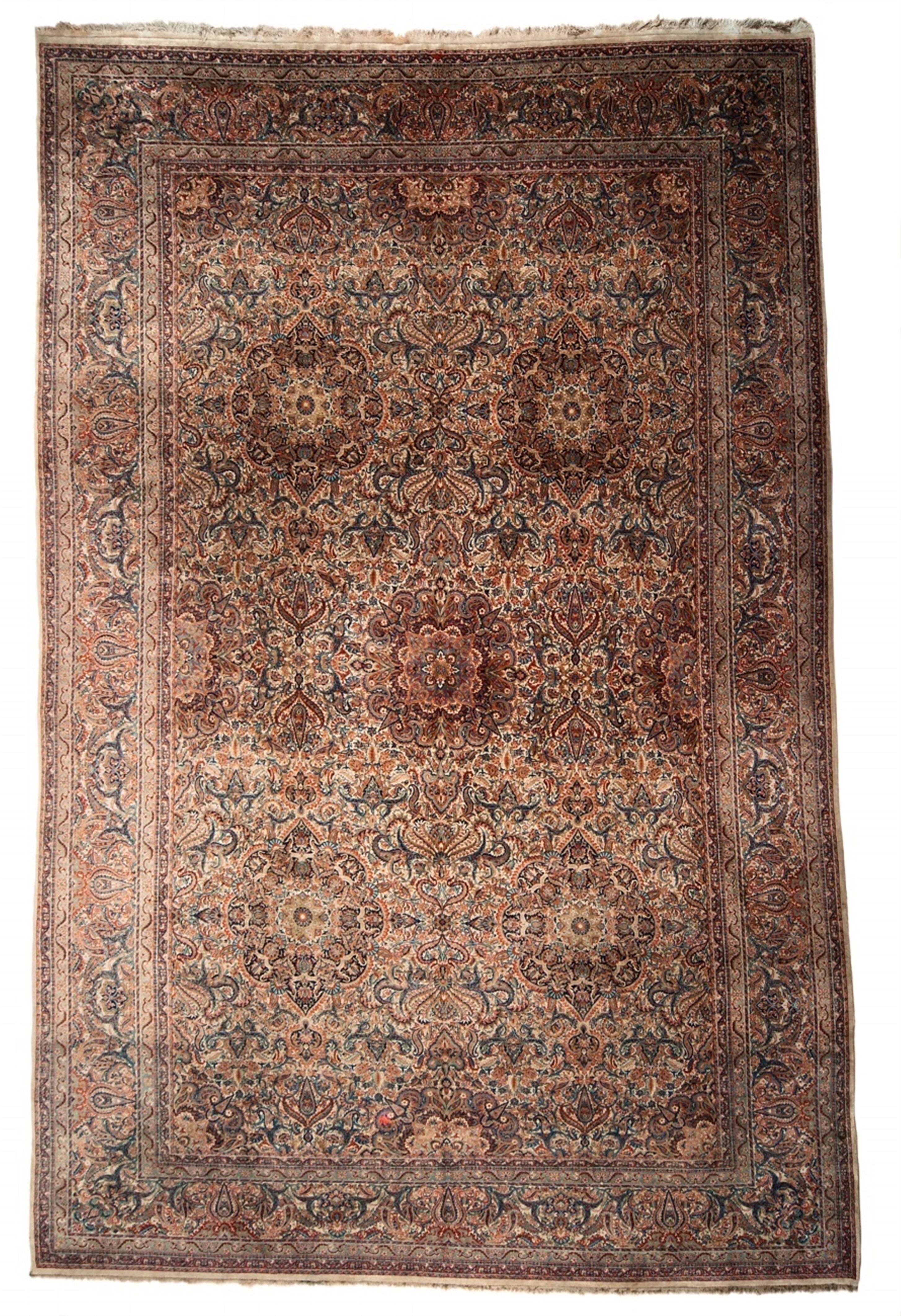 A large Kerman carpet with foliate decor - image-1