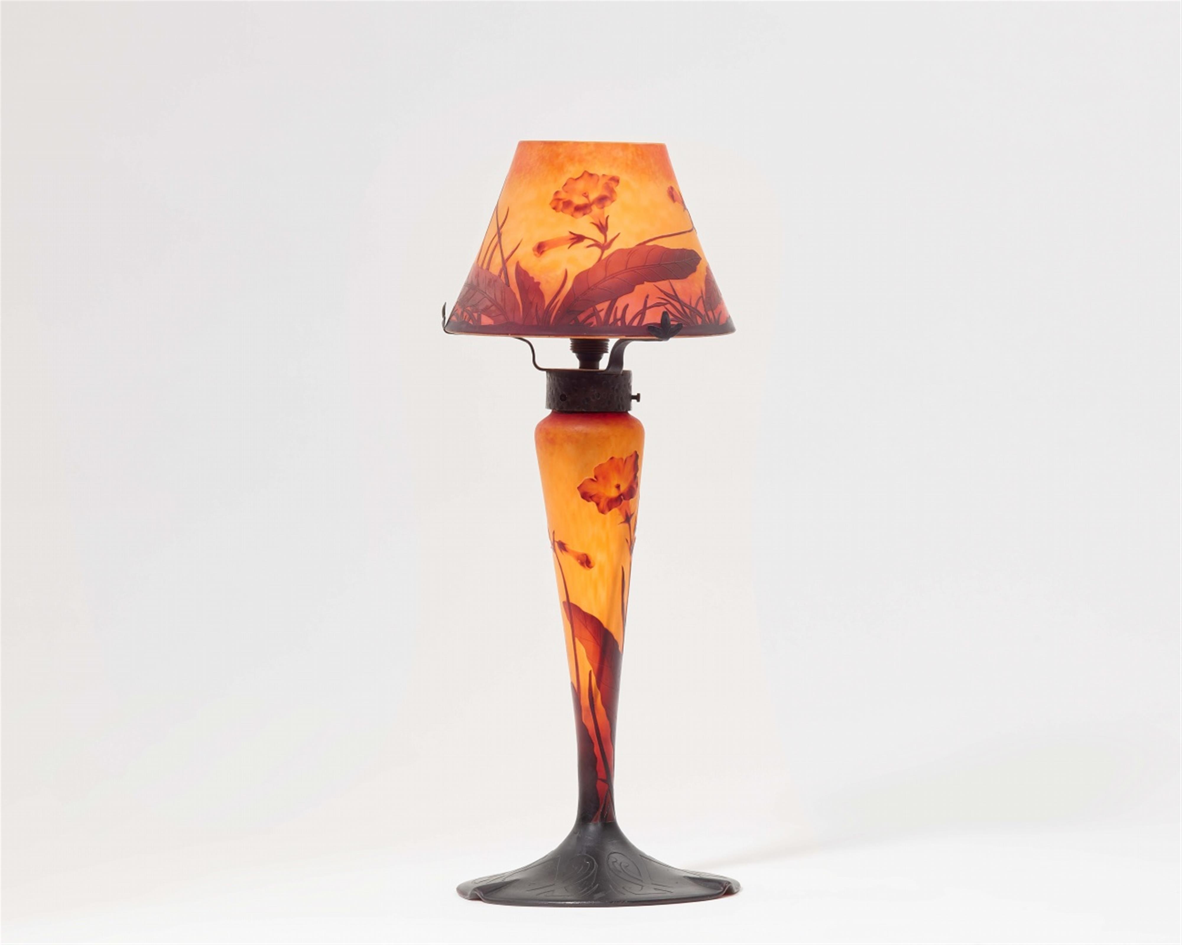 A Daum Frères glass lamp "aux fleurs de tabac" - image-1