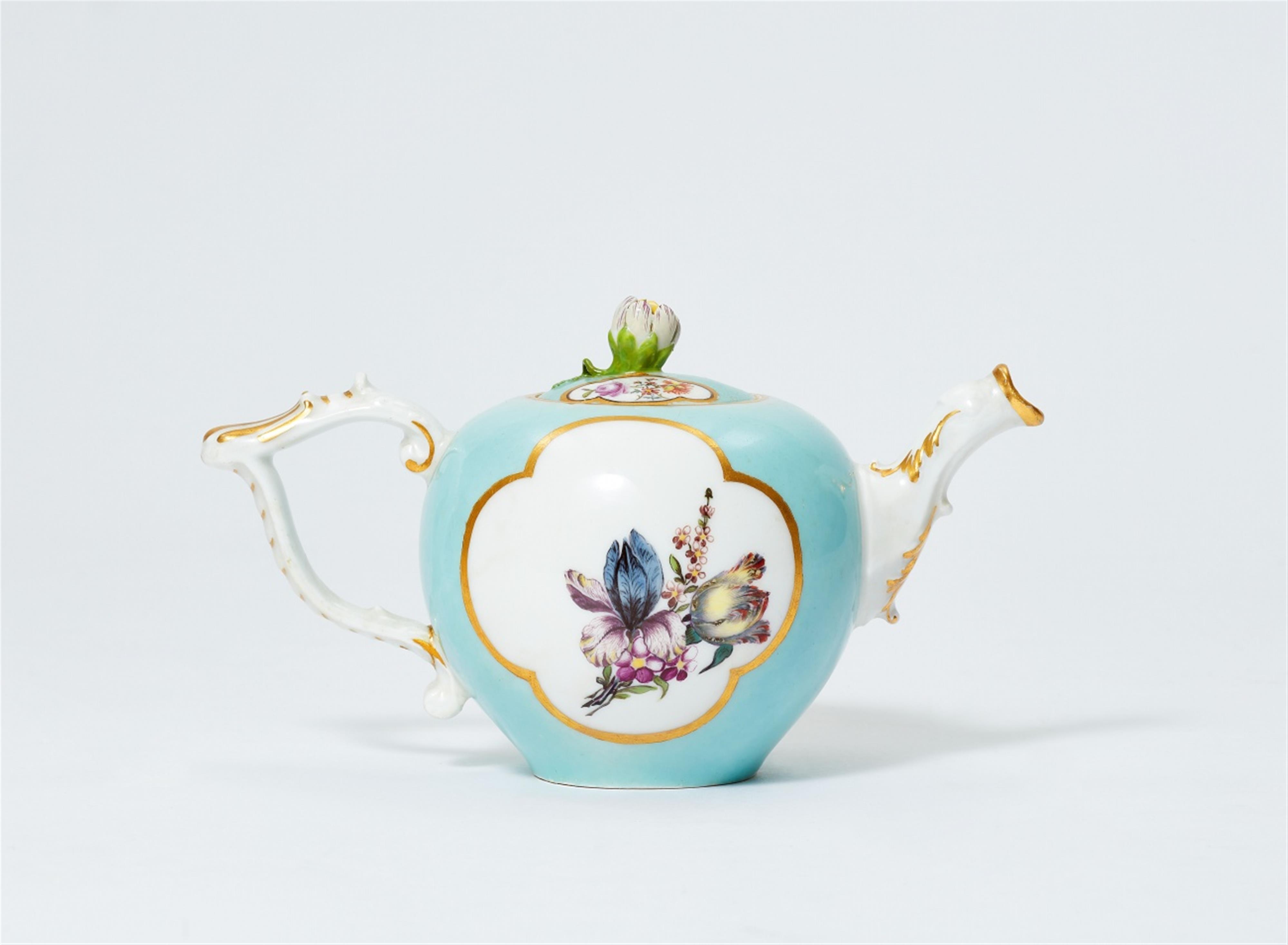 Teekännchen mit Seladonfond und Holzschnittblumen - image-2