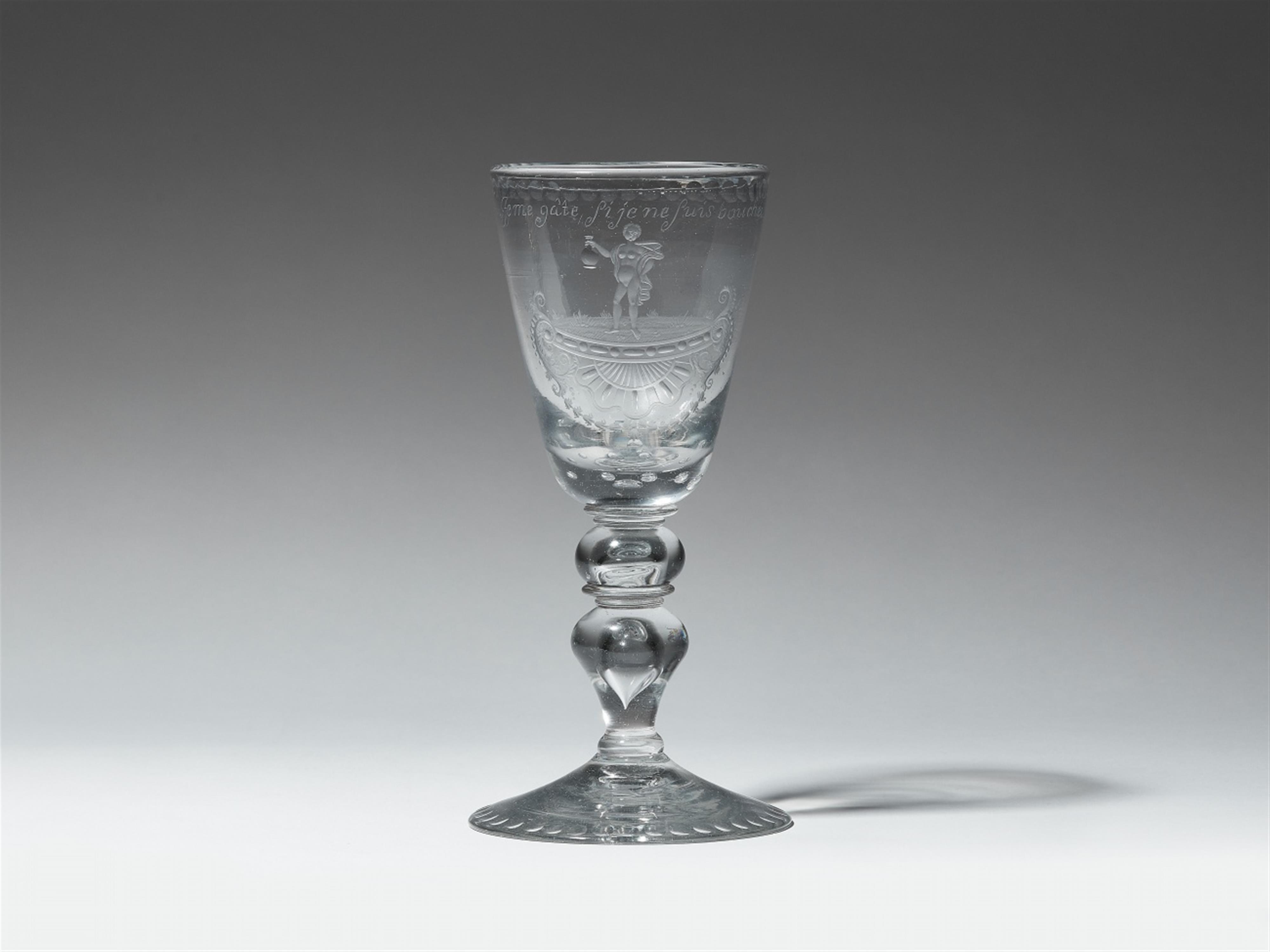 A glass goblet inscribed "Je me gâte, si je ne suis bouchée" - image-1
