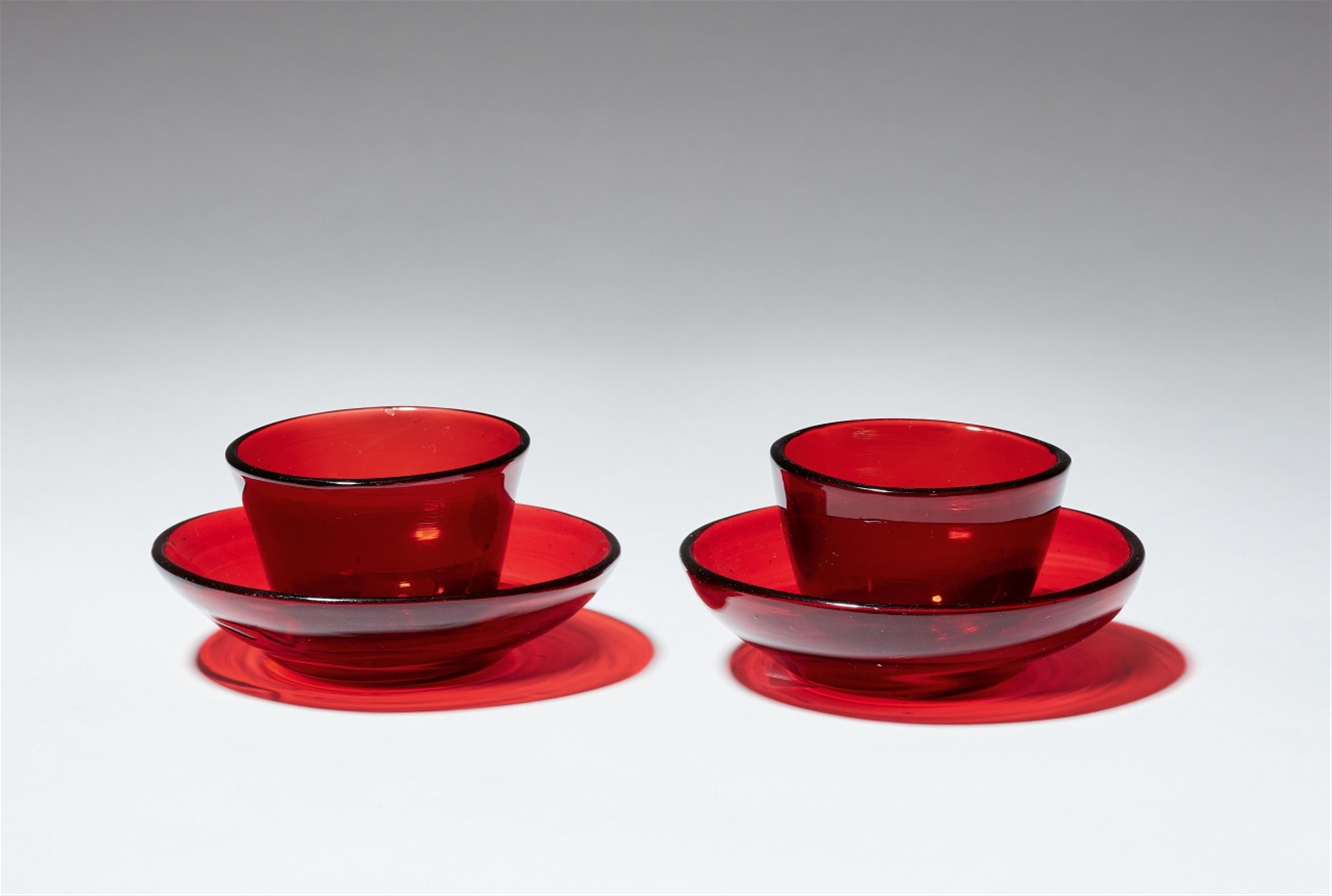 Paar Koppchen mit Untertassen aus Rubinglas - image-1