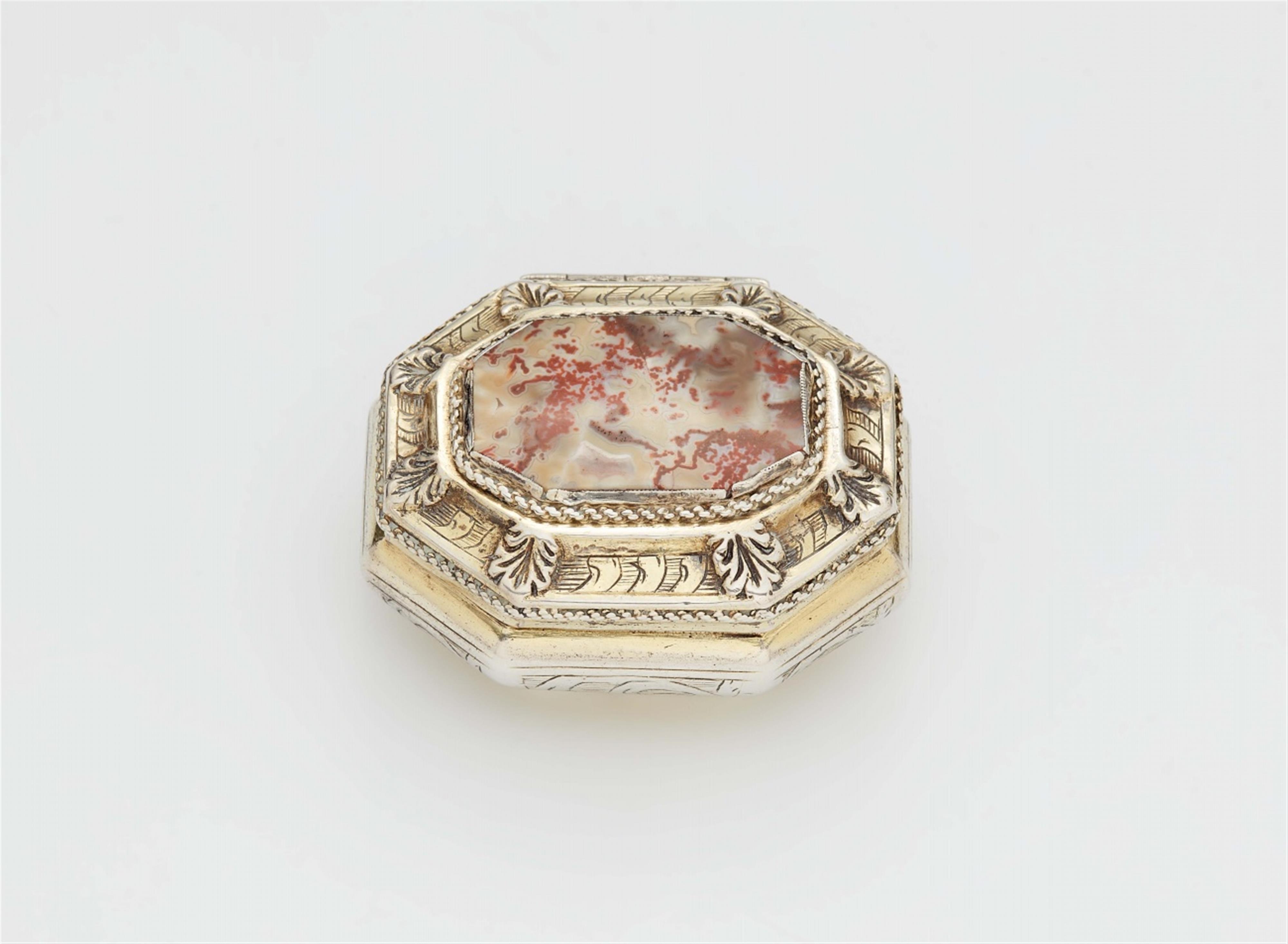 A small agate snuff box mounted in parcel gilt silver - image-1