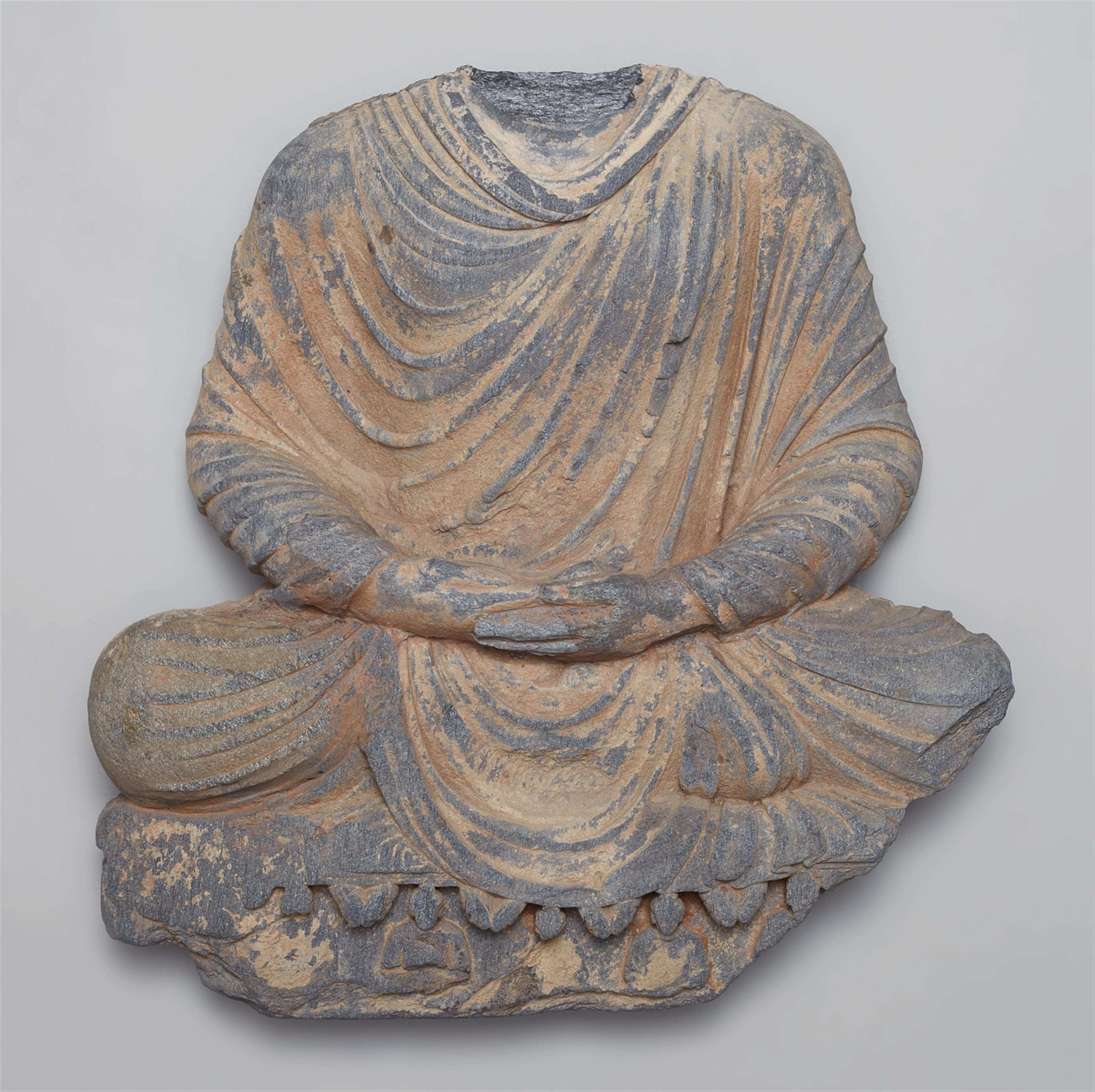 Torso eines Buddha Shakyamuni. Grauer Schist. Pakistan, Gandhara. 2./3. Jh. - image-1