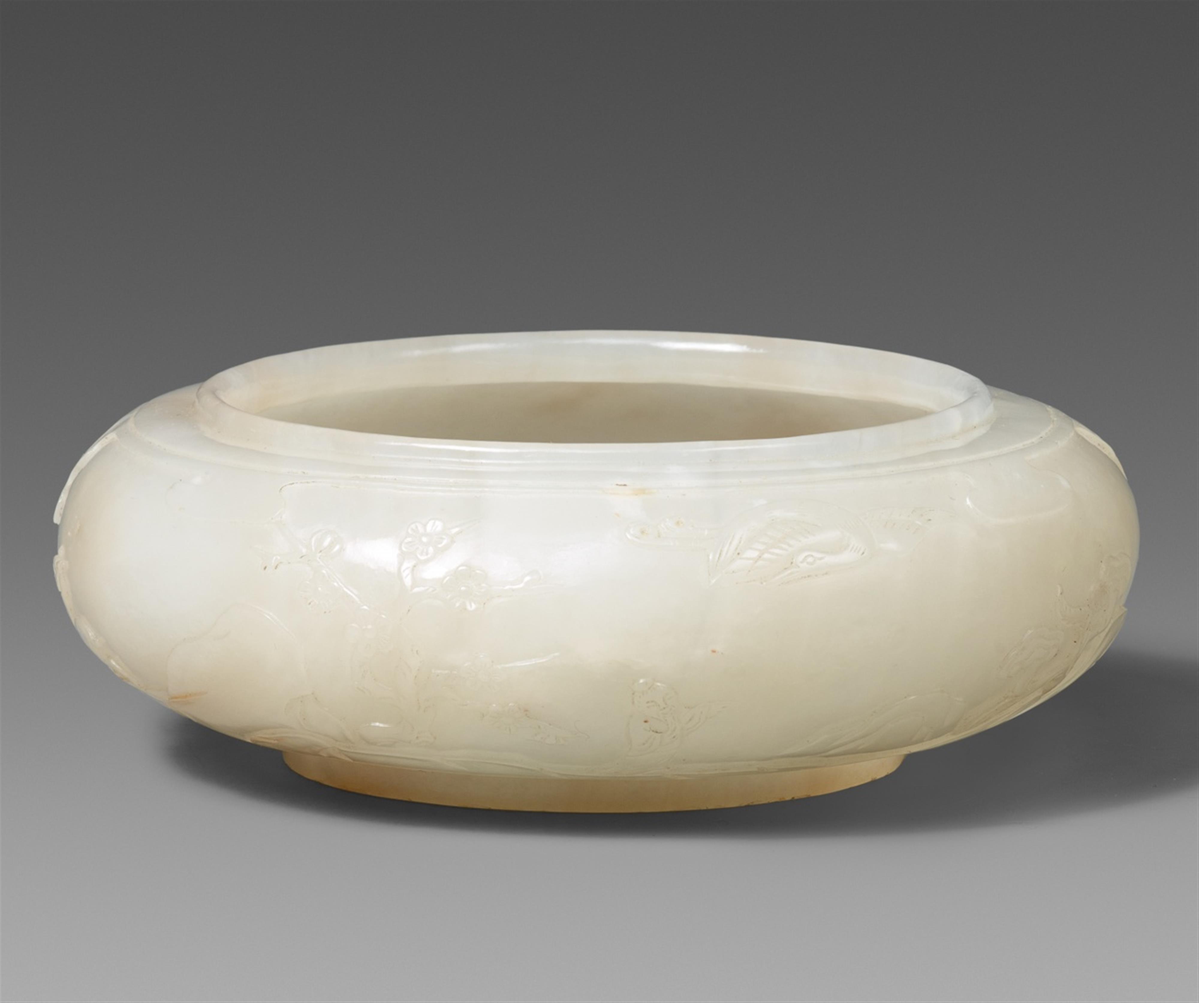 A greyish-white jade brush washer. 18th century - image-1