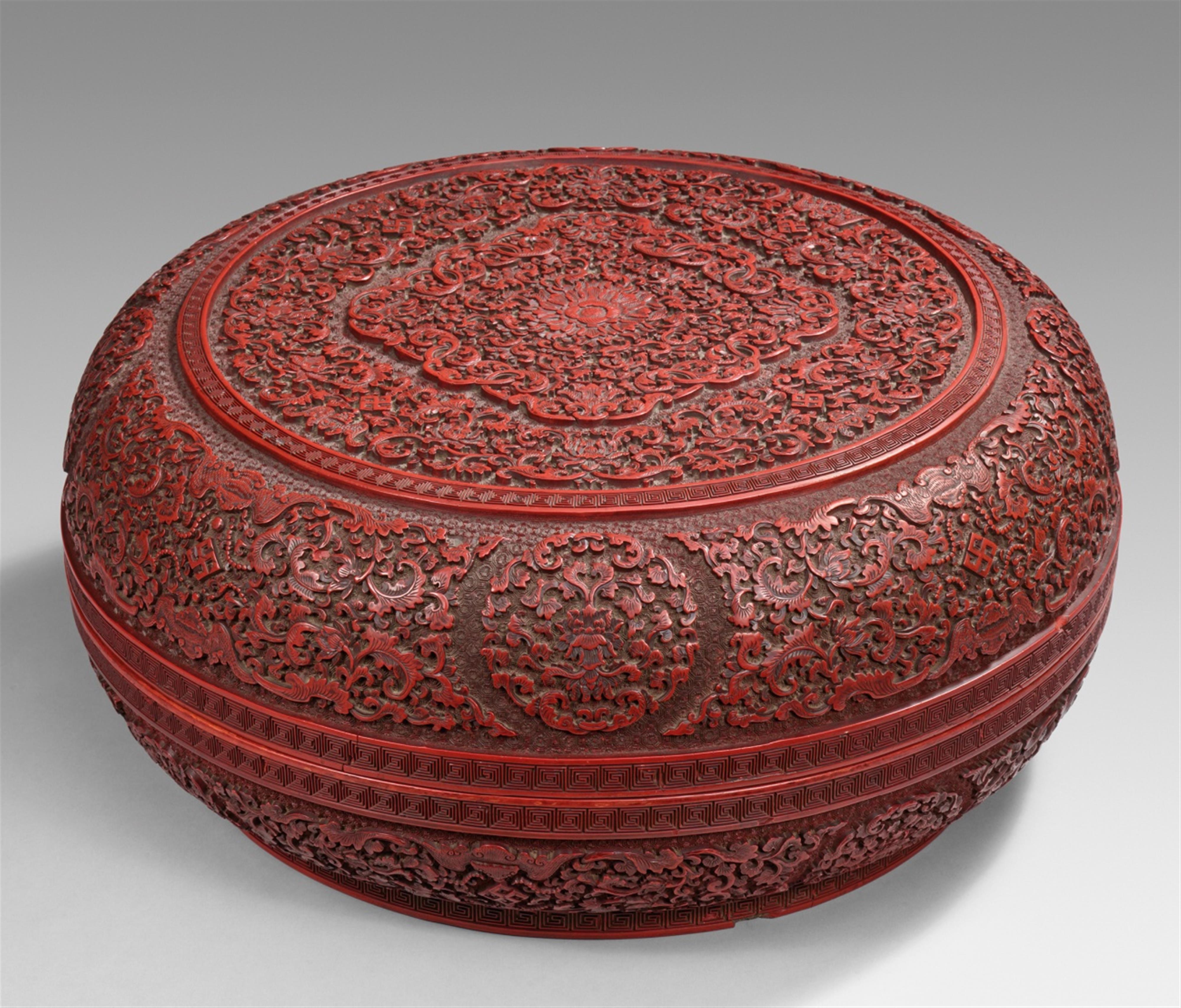 A large and fine carved red lacquer circular box and cover. Qianlong period (1735-1796) - image-1