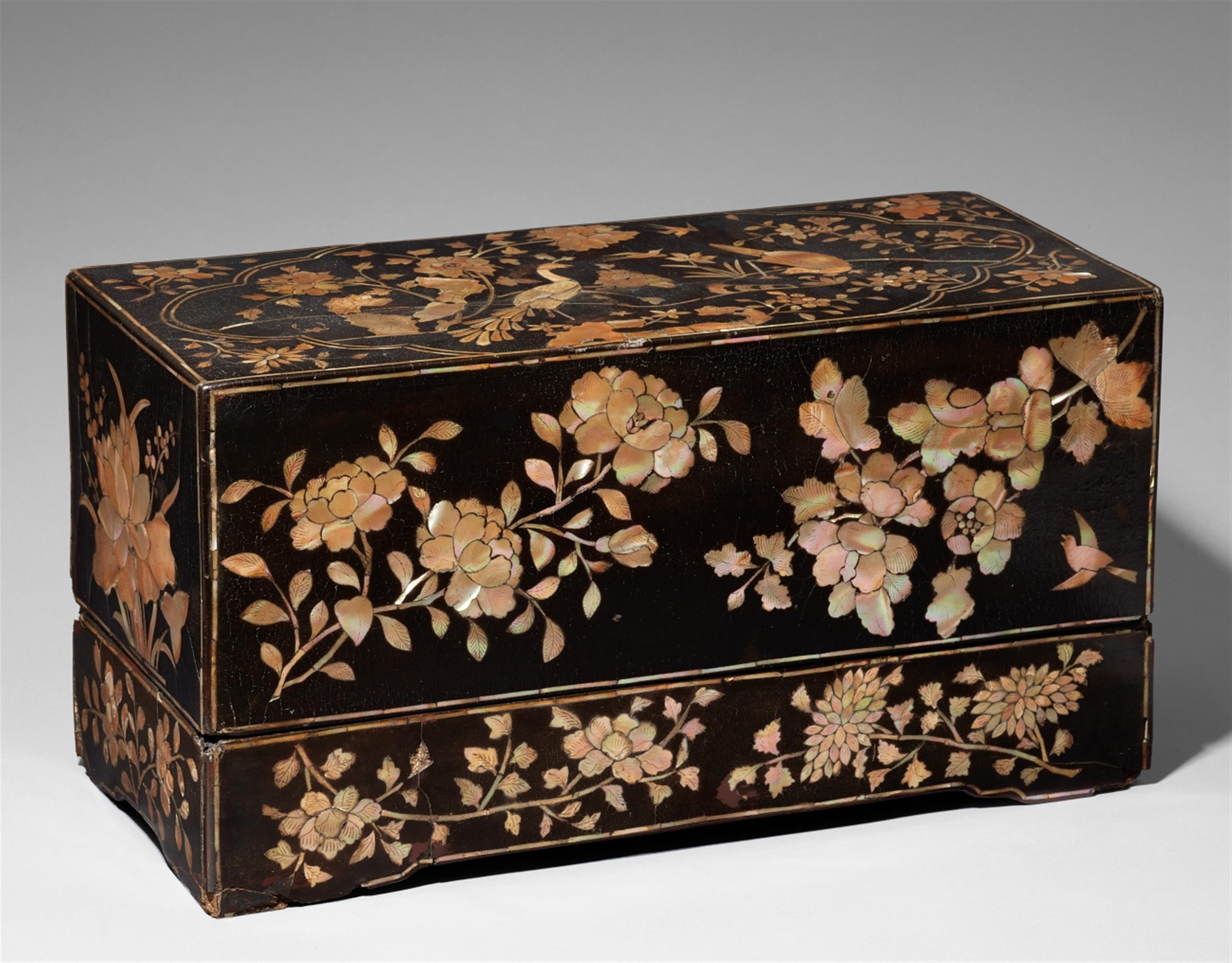 A mother-of-pearl-inlaid black lacquer box. 17th century - image-1