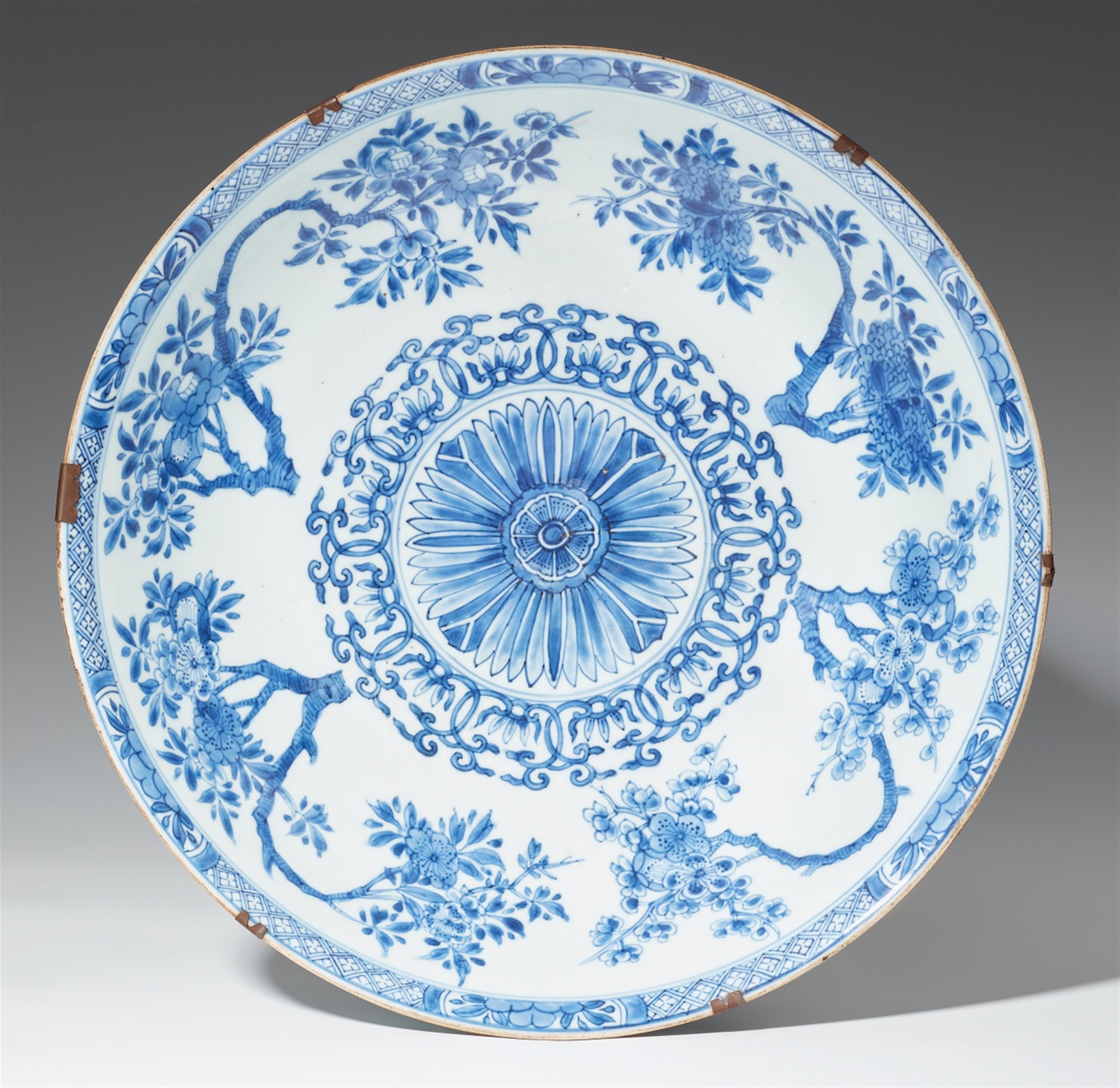 A large blue and white saucer dish. Kangxi period (1662-1722) - image-1