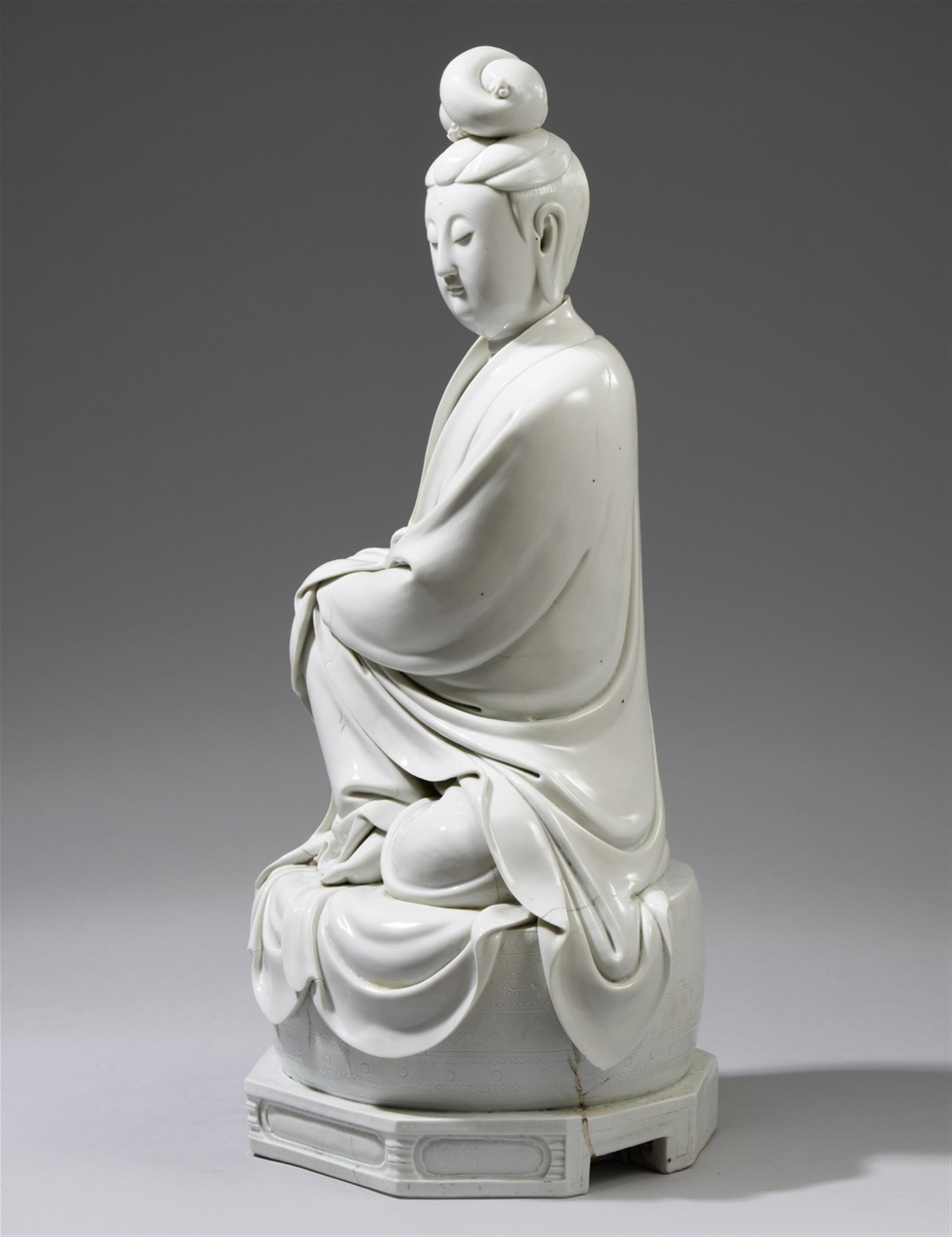 Große blanc de Chine-Figur einer Guanyin. 19. Jh. - image-2