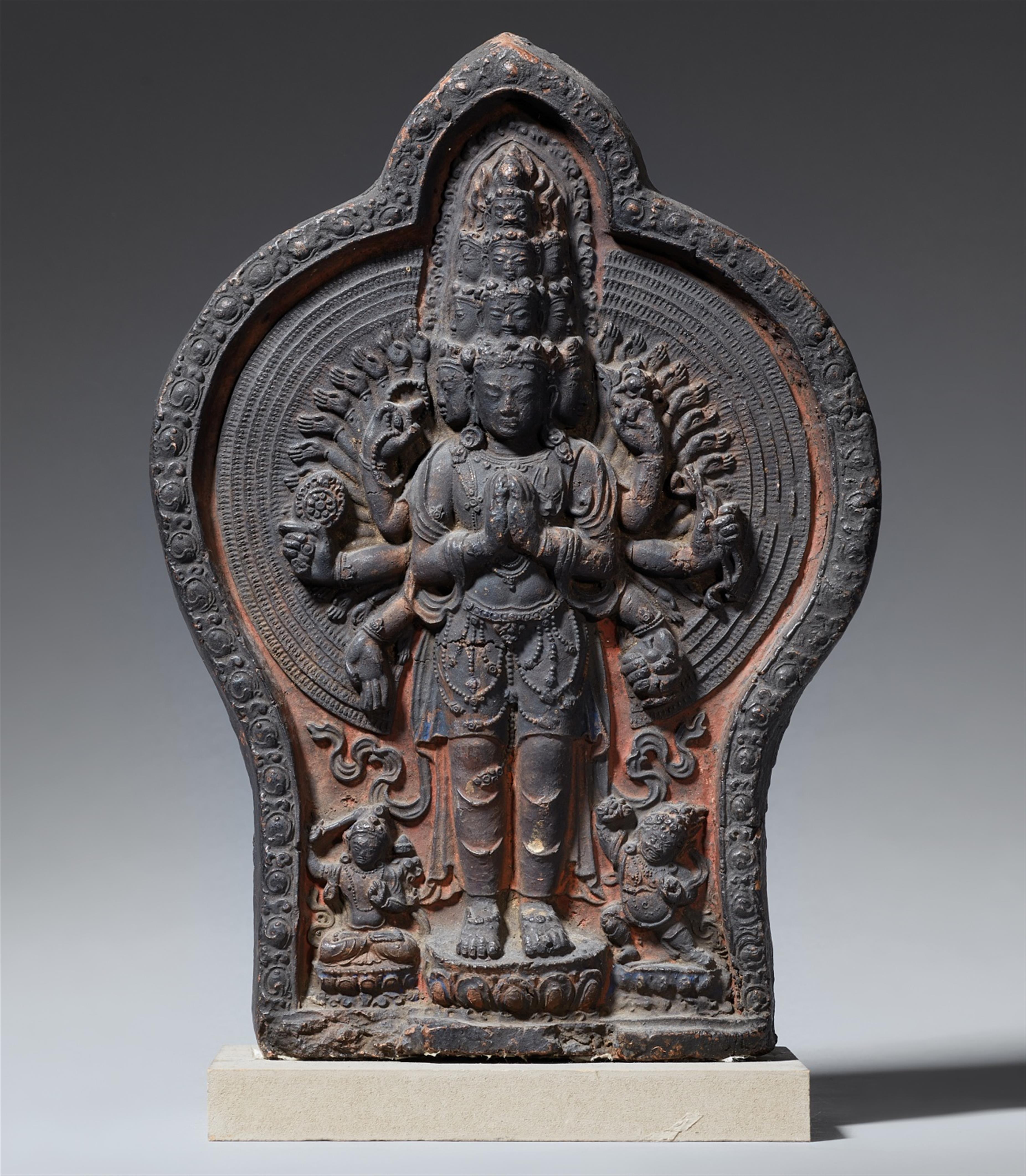 Votivtafel (tsatsa) mit Darstellung des Avalokiteshvara. Ton. Tibet. 18./19. Jh - image-1