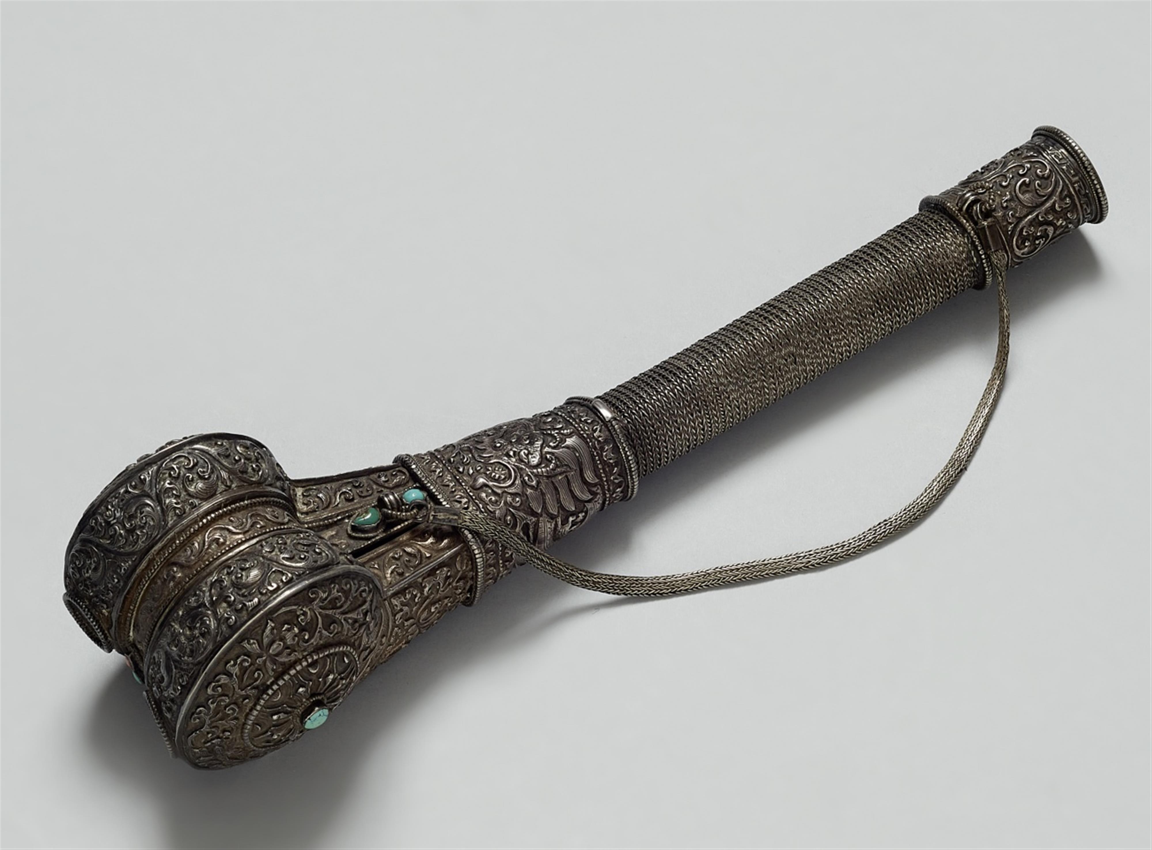 A thighbone trumpet (kangling) with silver fittings. 19th/20th century - image-1