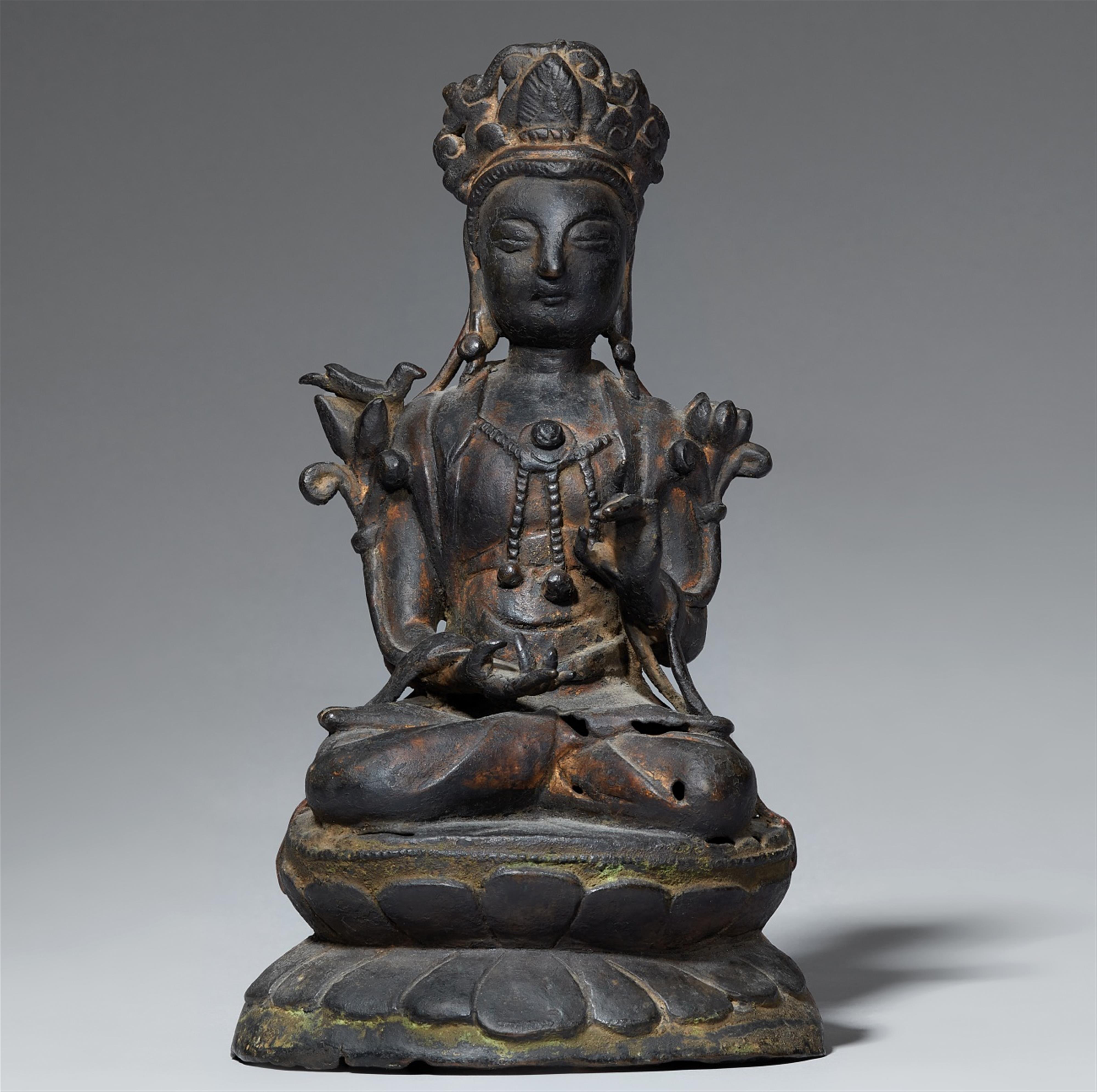 Sitzende Guanyin. Bronze. 17./18. Jh. - image-1