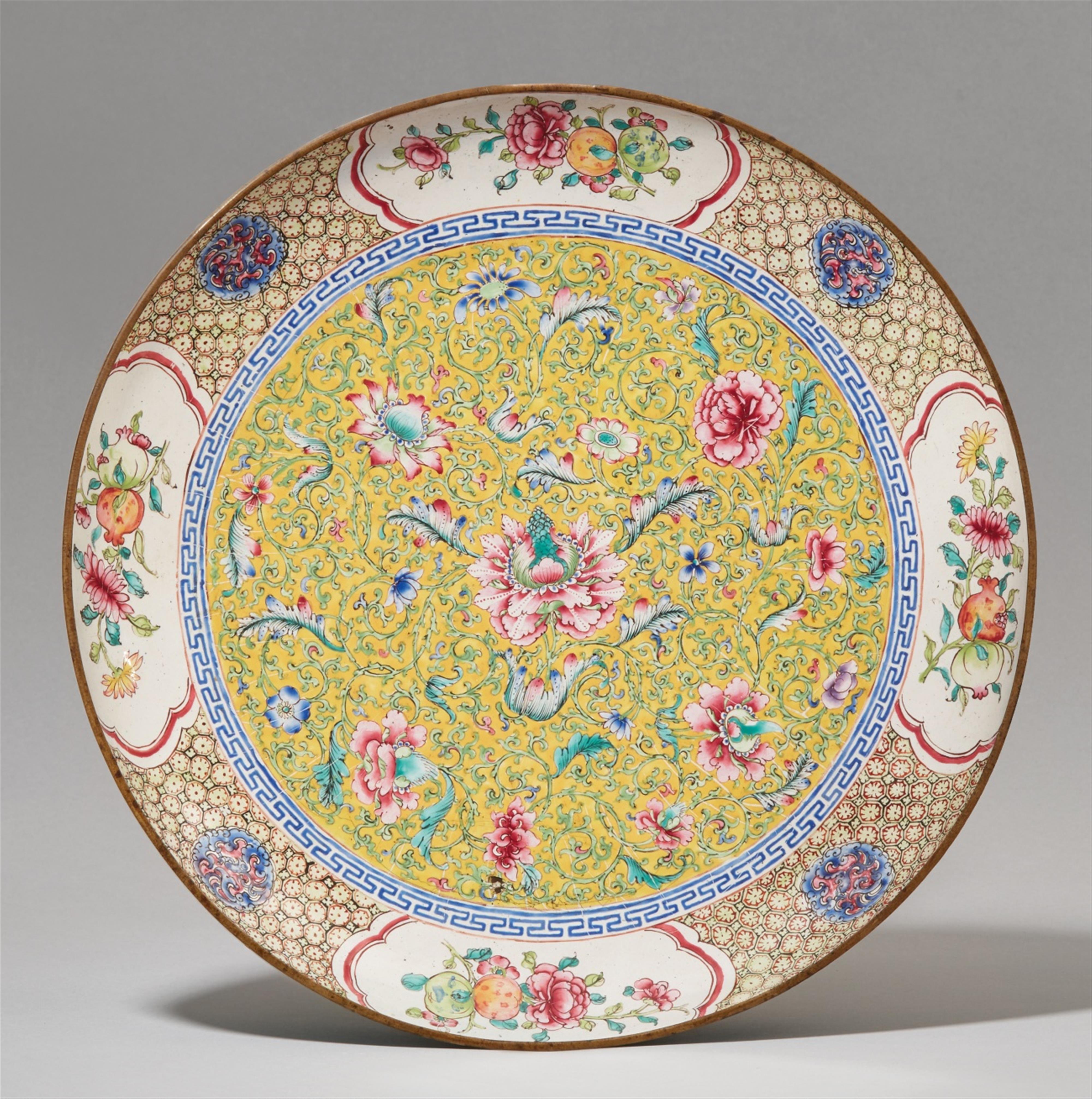 A large painted enamel dish. 18th century - image-1