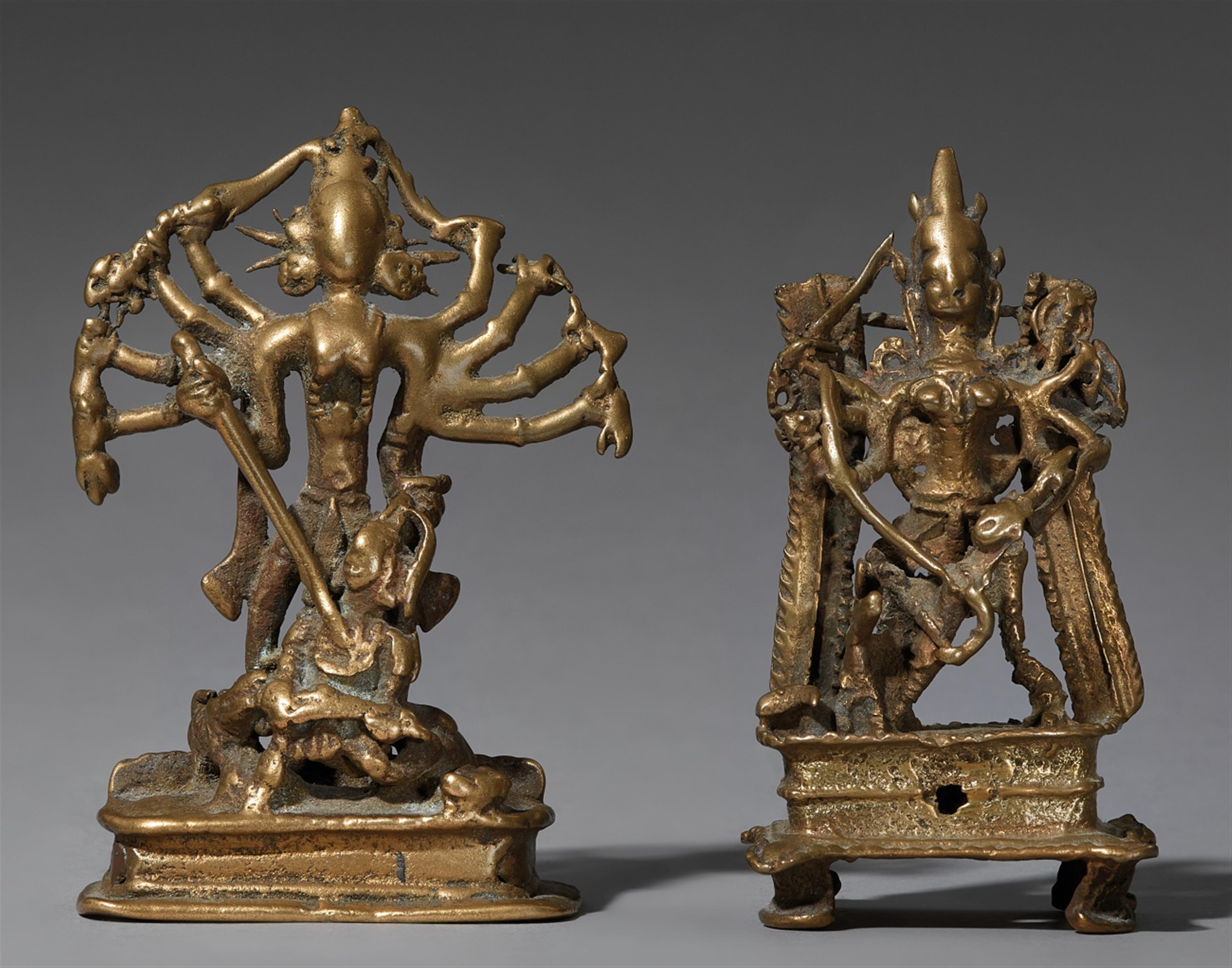 Zwei Figuren der Durga Mahishasuramardini. Gelbguss. Indien - image-1