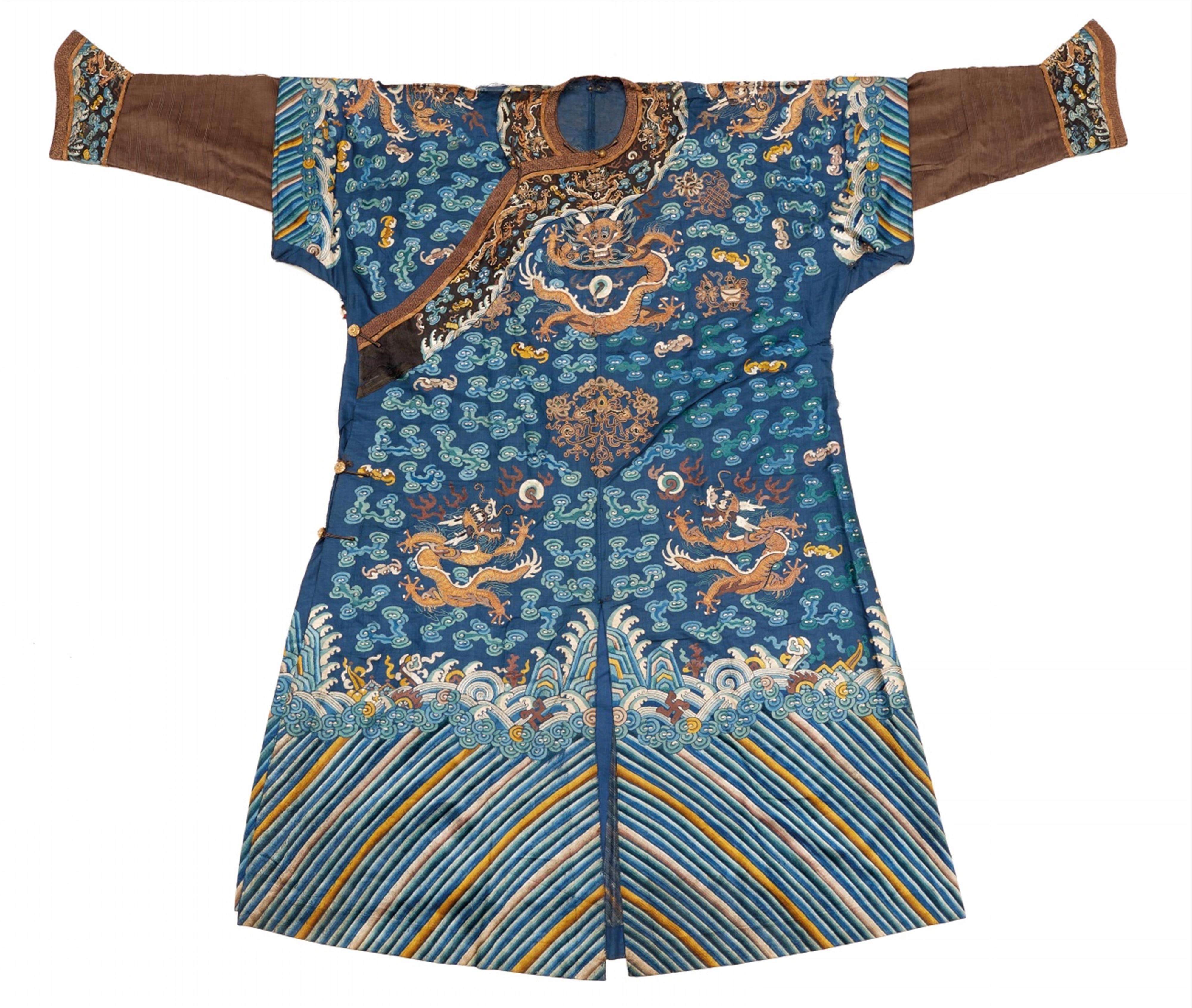 An embroiderd blue silk nine dragon robe. 19th century - image-1