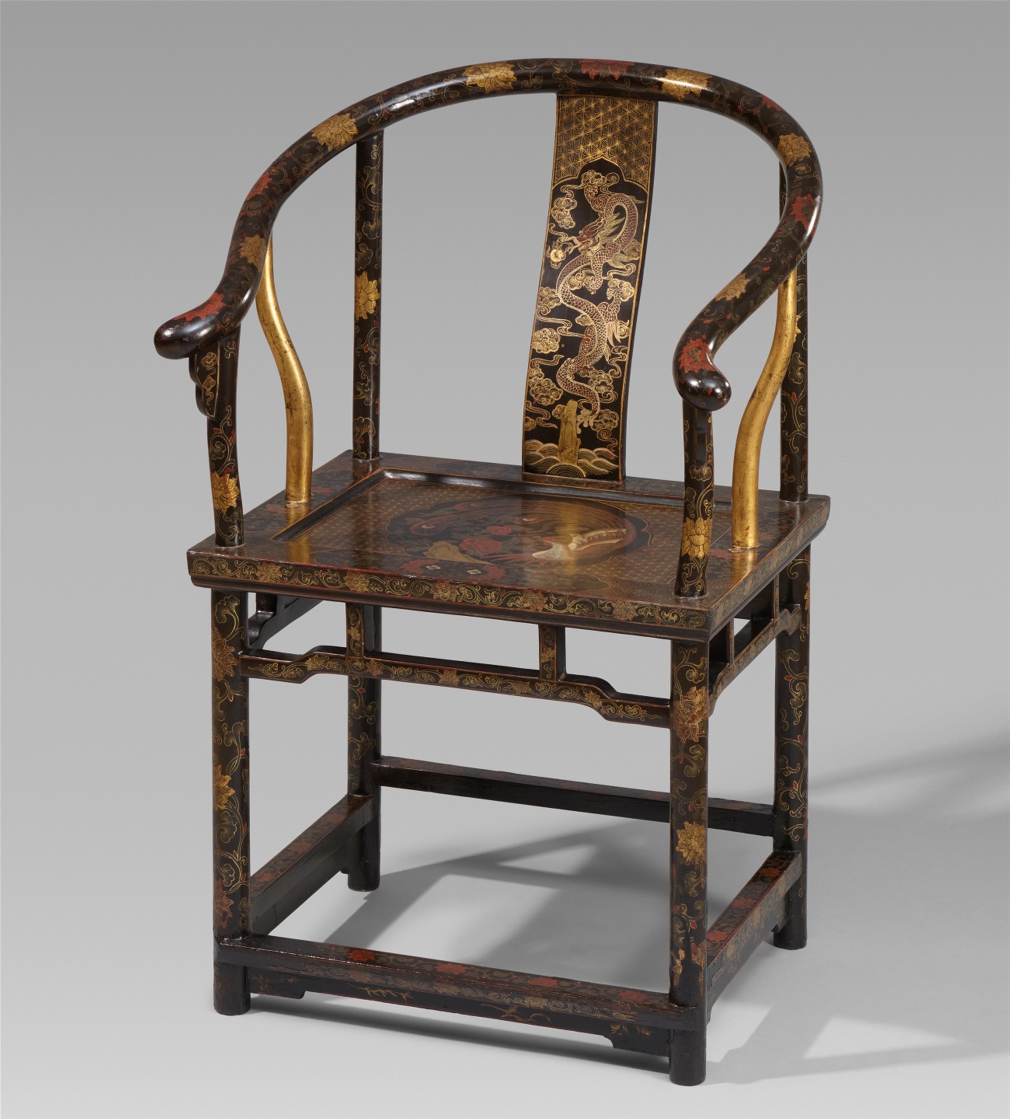 A lacquered wood horseshoe armchair. 18th/19th century - image-1