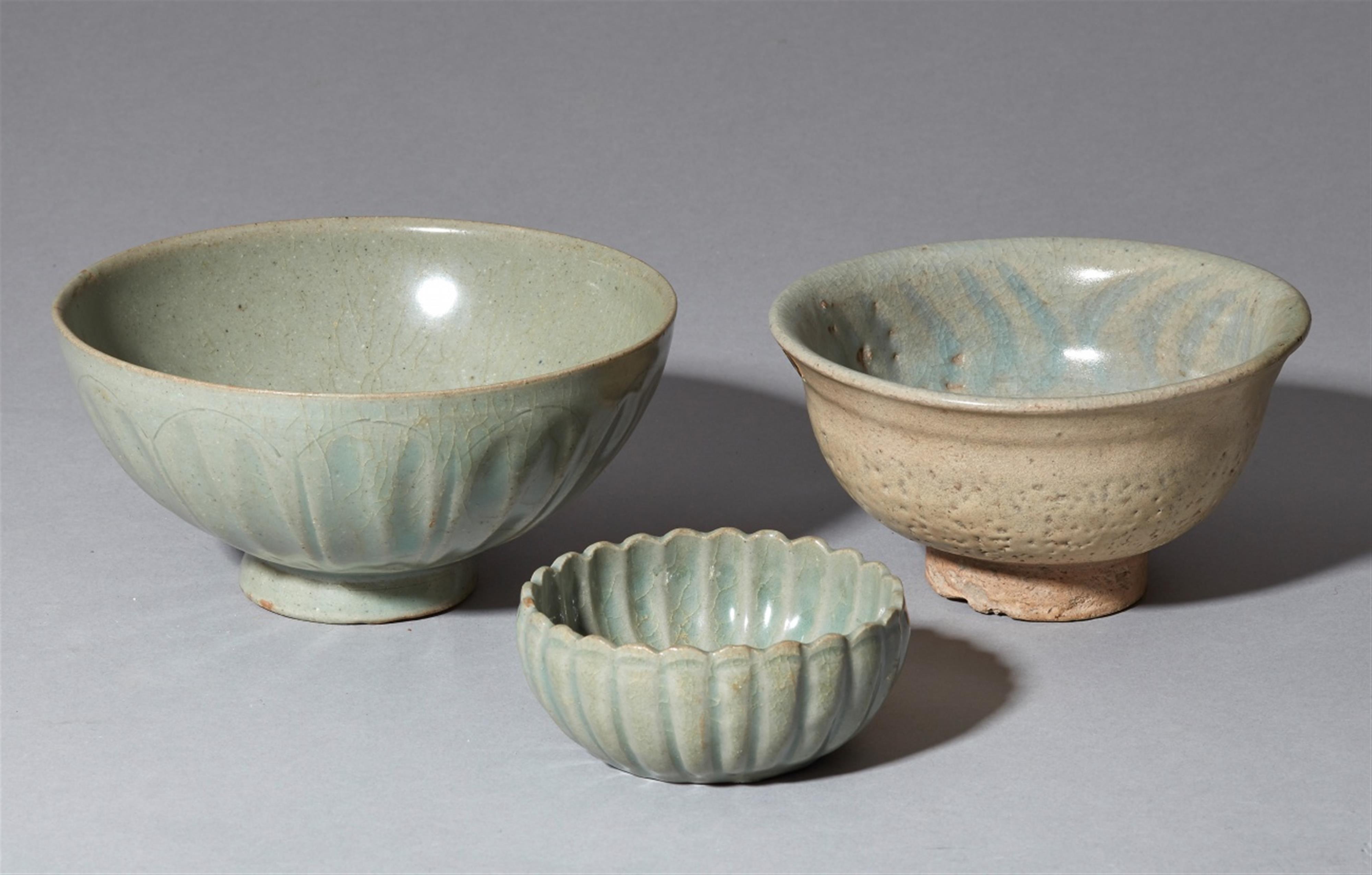 Three Korean celadon-glazed bowl. Koryo, 12th century and later - image-1
