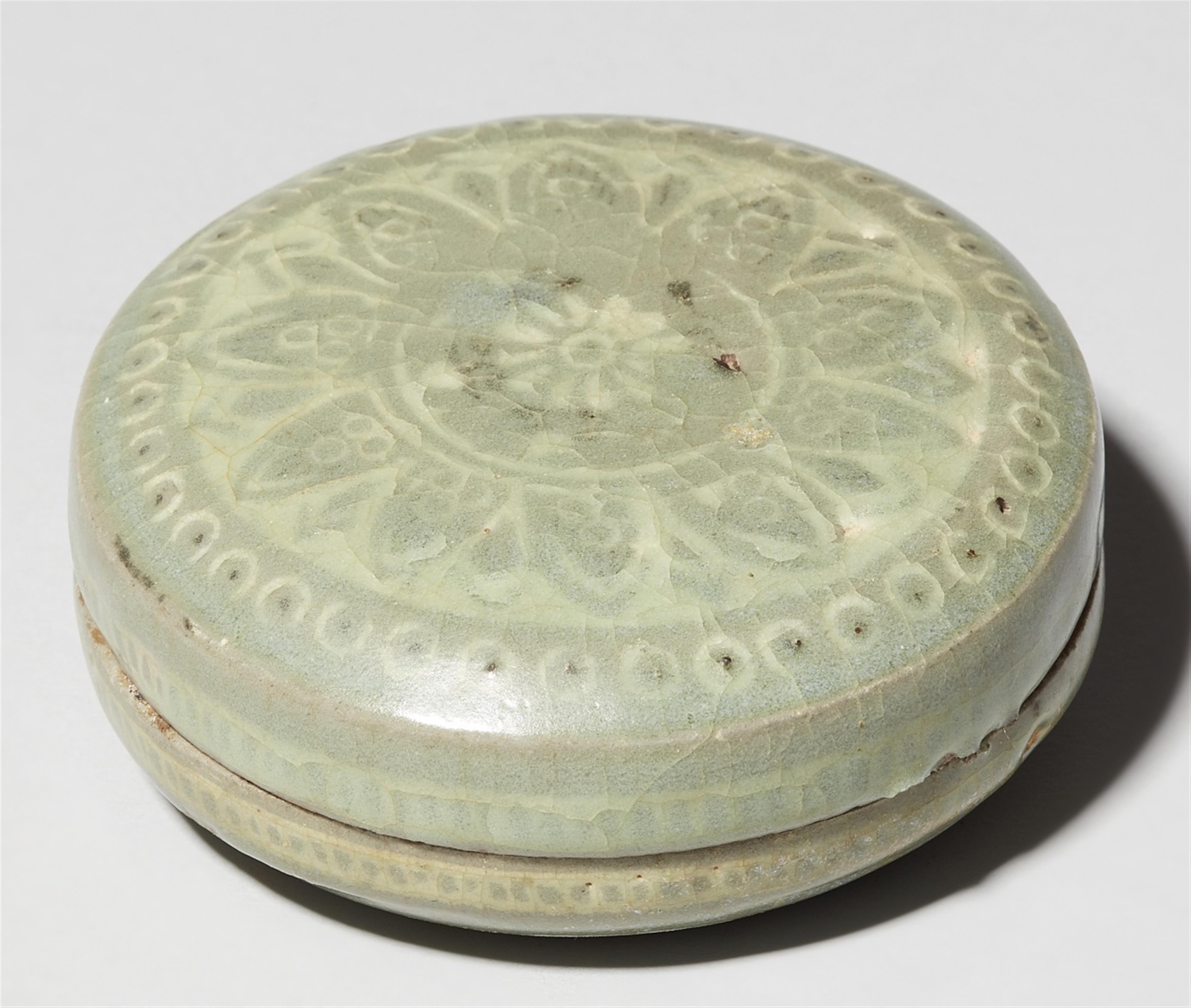 A slip-inlaid celadon Korean cosmetic box. Korea, Goryeo-Zeit (918–1392), 12th century - image-1