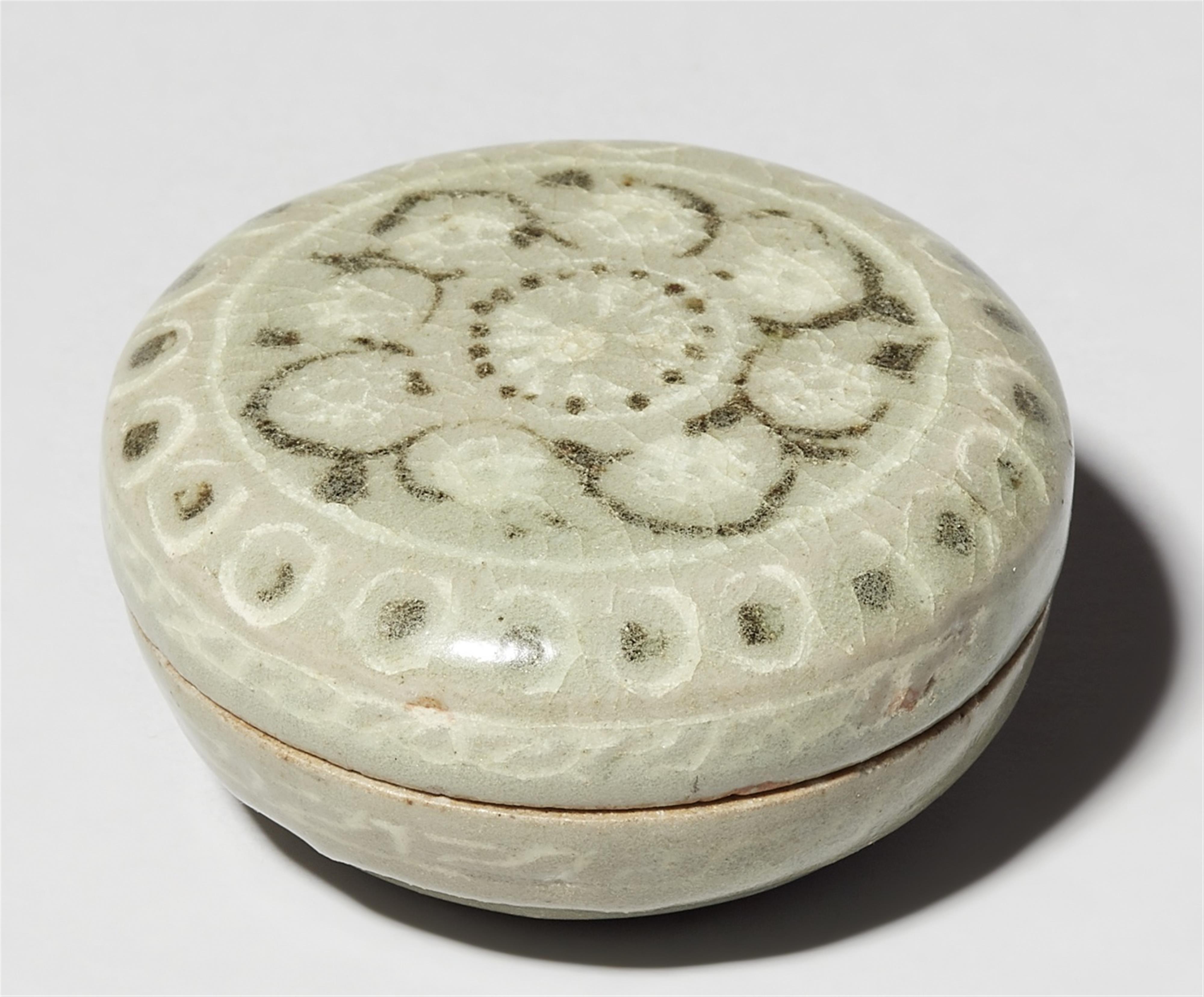 Kleine Kosmetikdose mit slip-Dekor und seladonfarbener Glasur. Korea. Goryeo-Zeit (918–1392), 12. Jh. - image-1