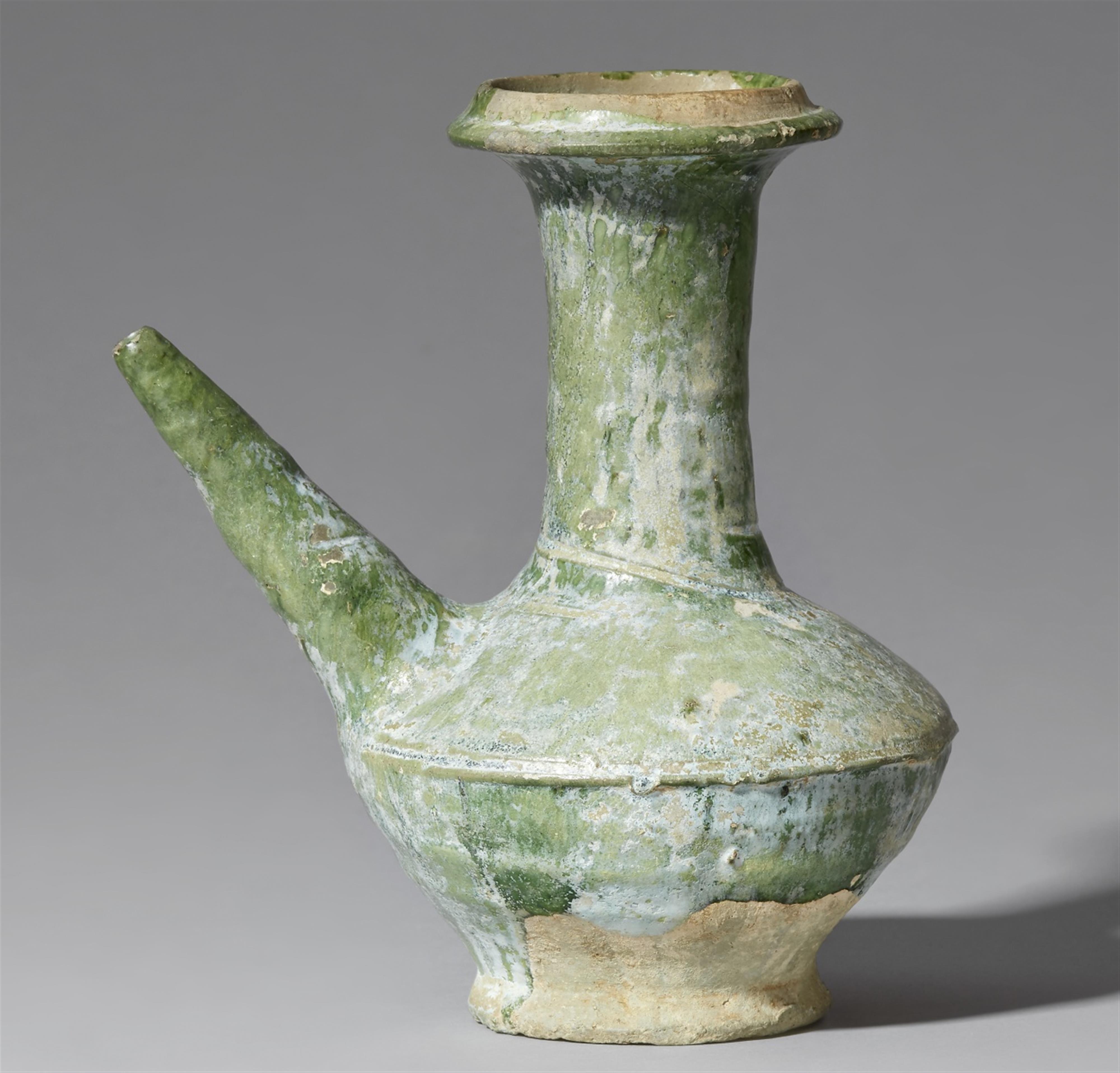 A green-glazed kundika. Fujian, 13th/14th century - image-1