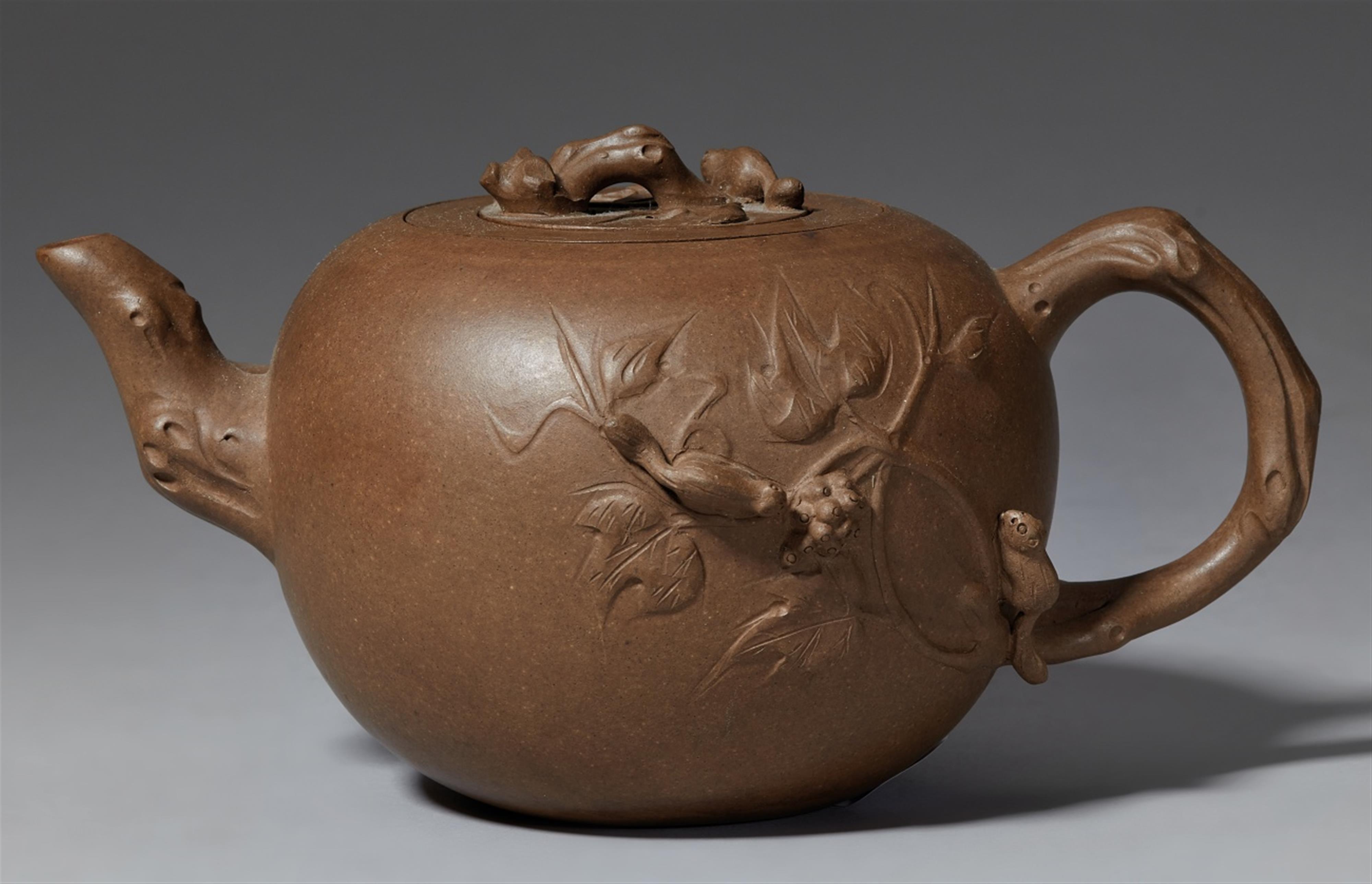 An Yixing teapot. 20th century - image-1