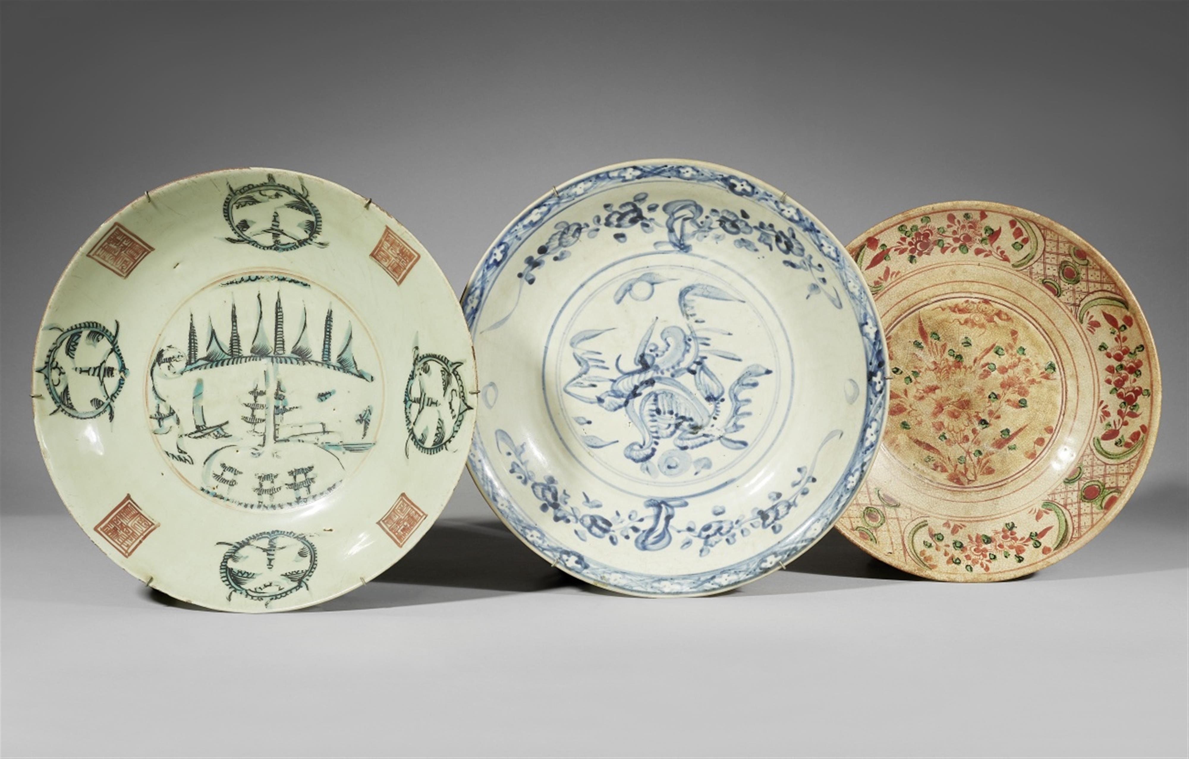 Three large dishes. Zhangzhou (Swatow). 16th/17th century - image-1