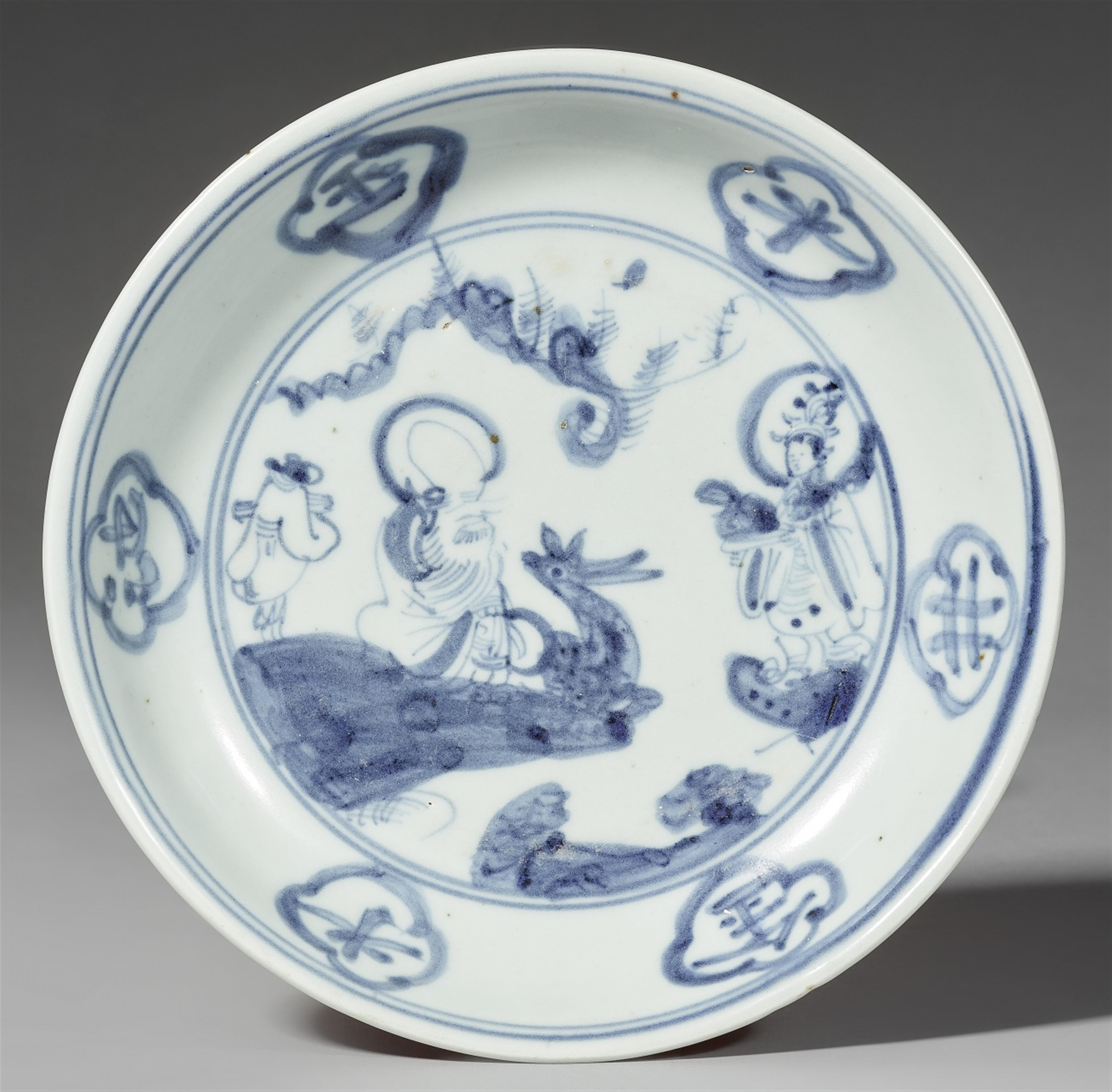 A blue and white saucer dish. Zhangzhou (Swatow). 16th/17th century - image-1