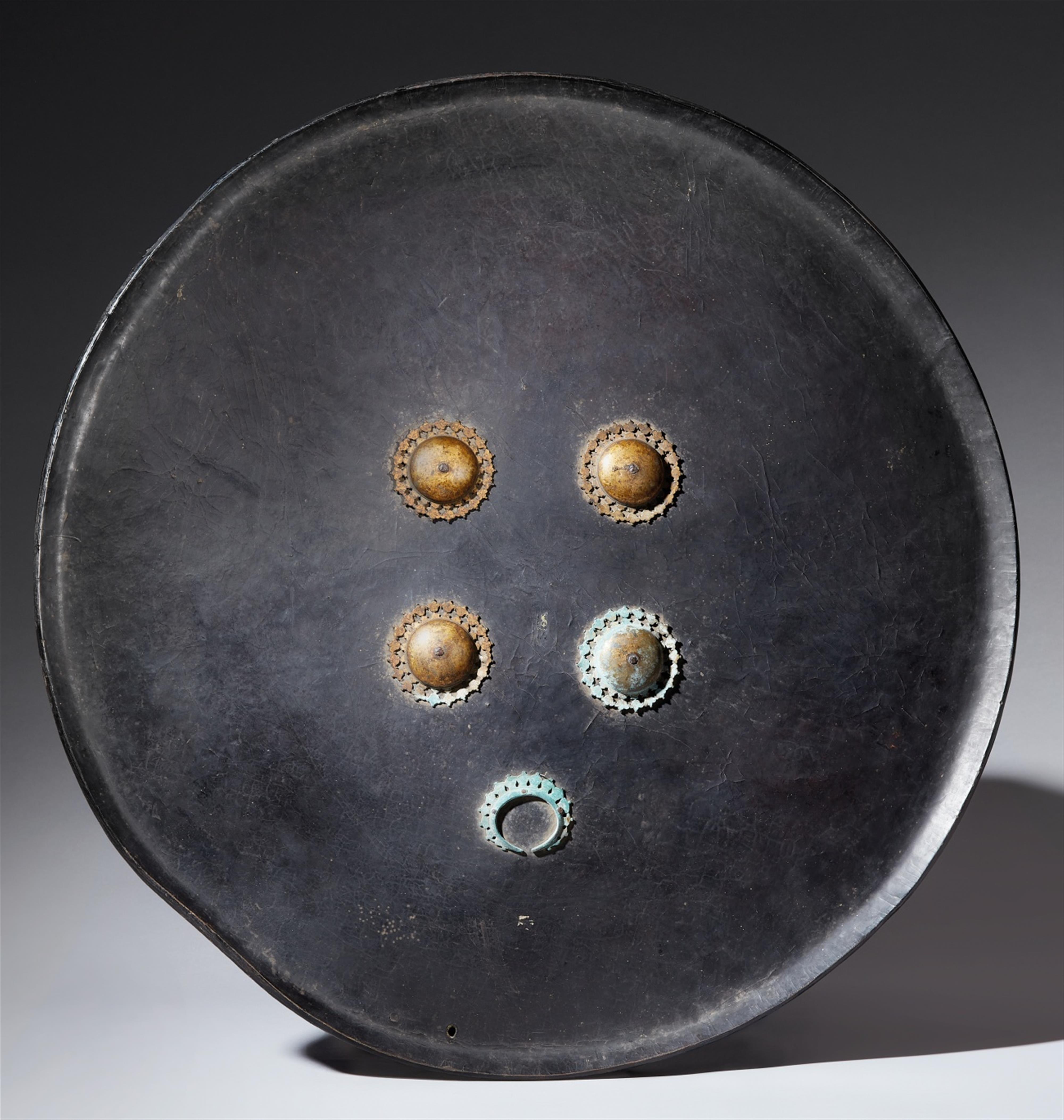 A large Indian round lacquered leather shield (dhal). 19th century - image-1