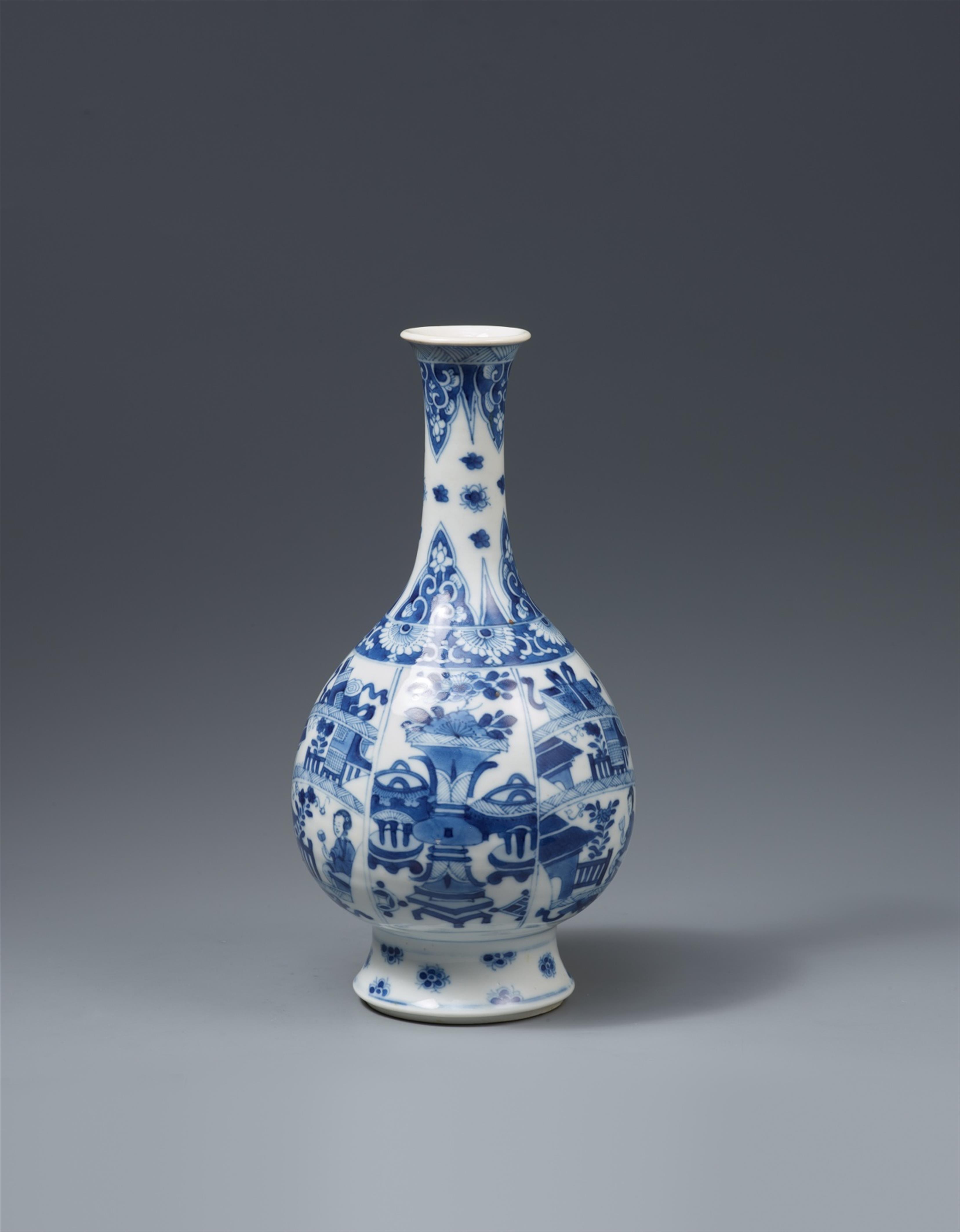 Blau-weiße Flaschenvase. Kangxi-Periode (1661-1722) - image-2