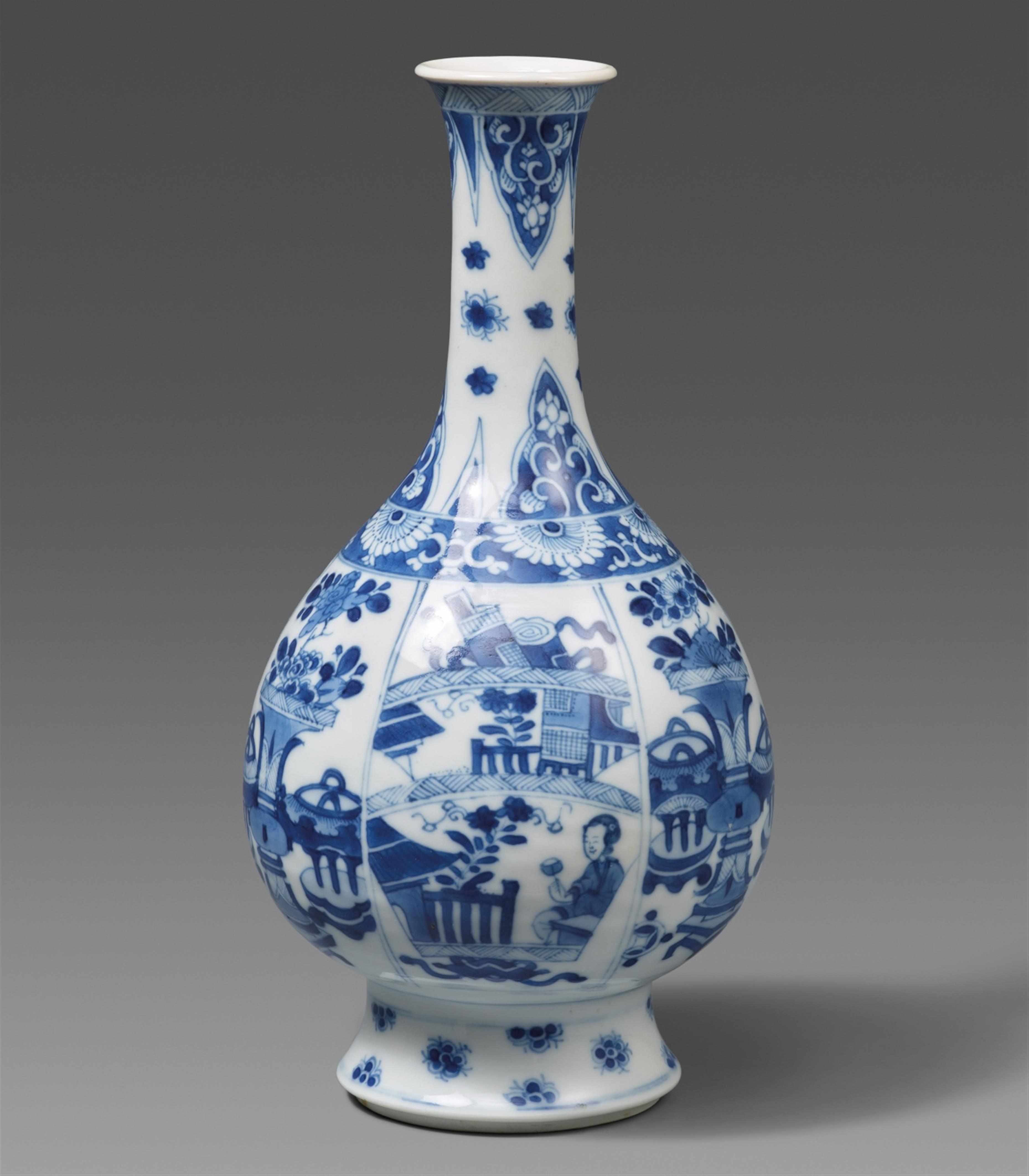 Blau-weiße Flaschenvase. Kangxi-Periode (1661-1722) - image-1