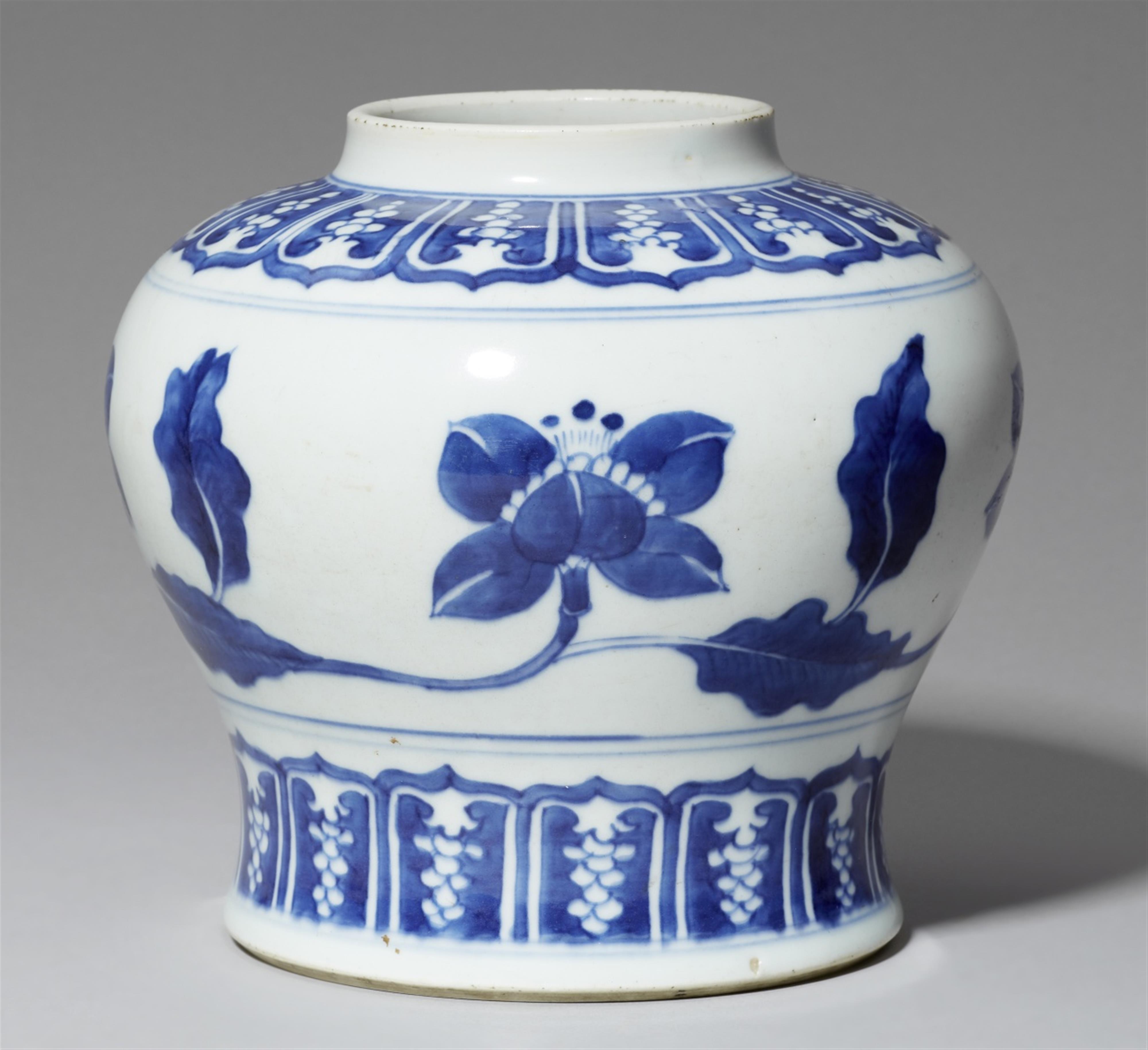 A blue and white baluster jar. 17th/18th century - image-1
