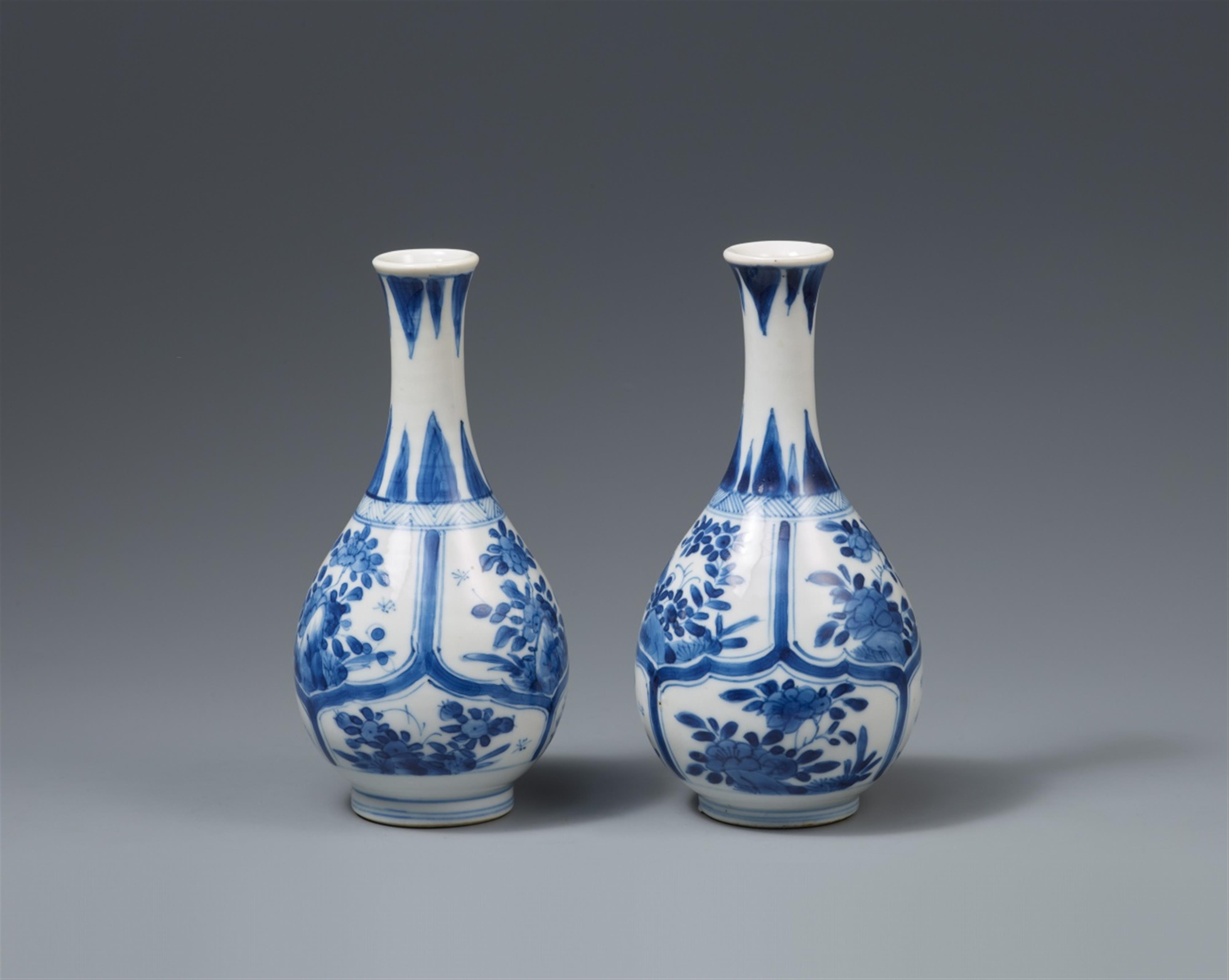 Zwei kleine blau-weiße Flaschenvasen. Kangxi-Periode (1661-1722) - image-2