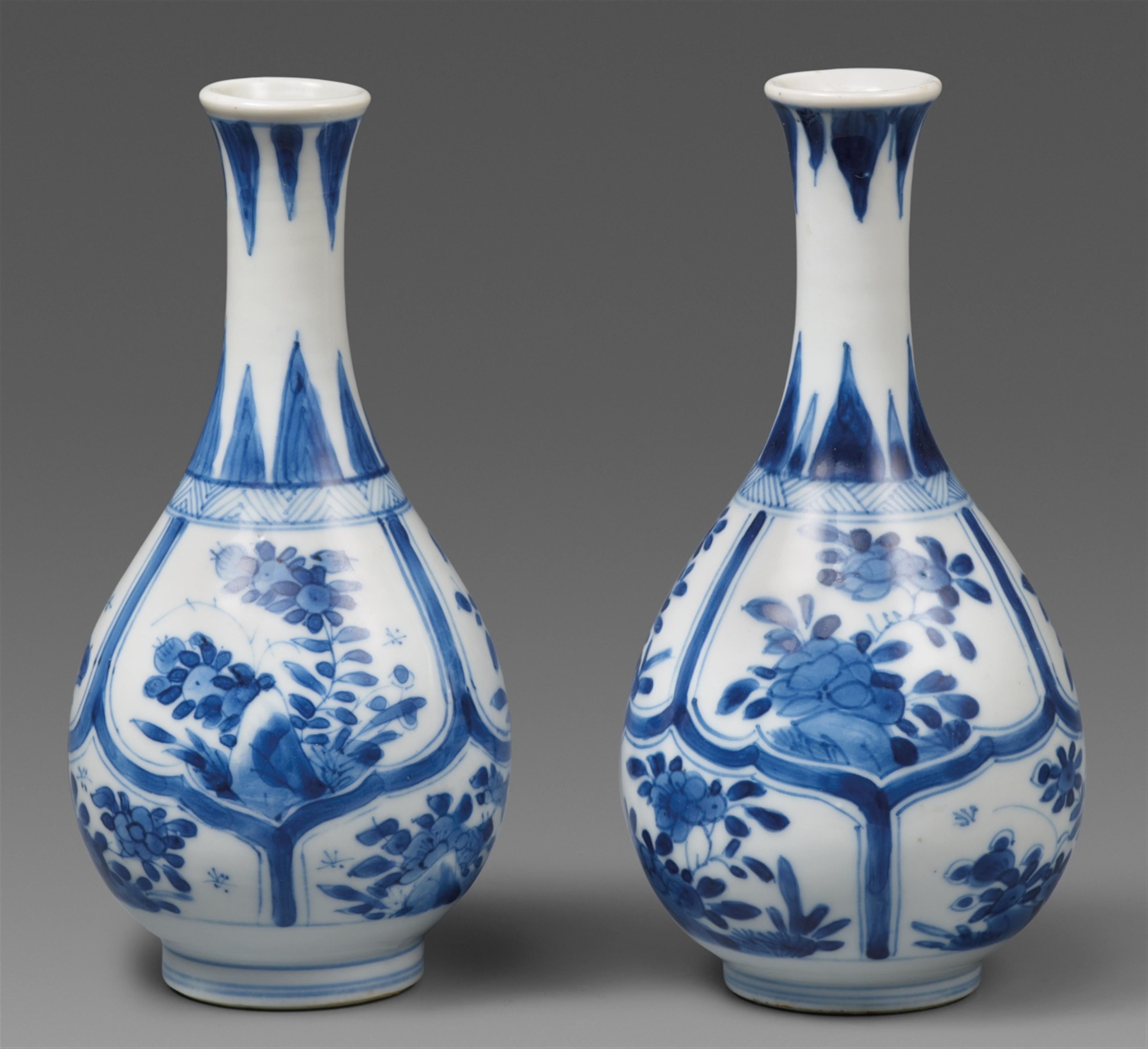 Zwei kleine blau-weiße Flaschenvasen. Kangxi-Periode (1661-1722) - image-1
