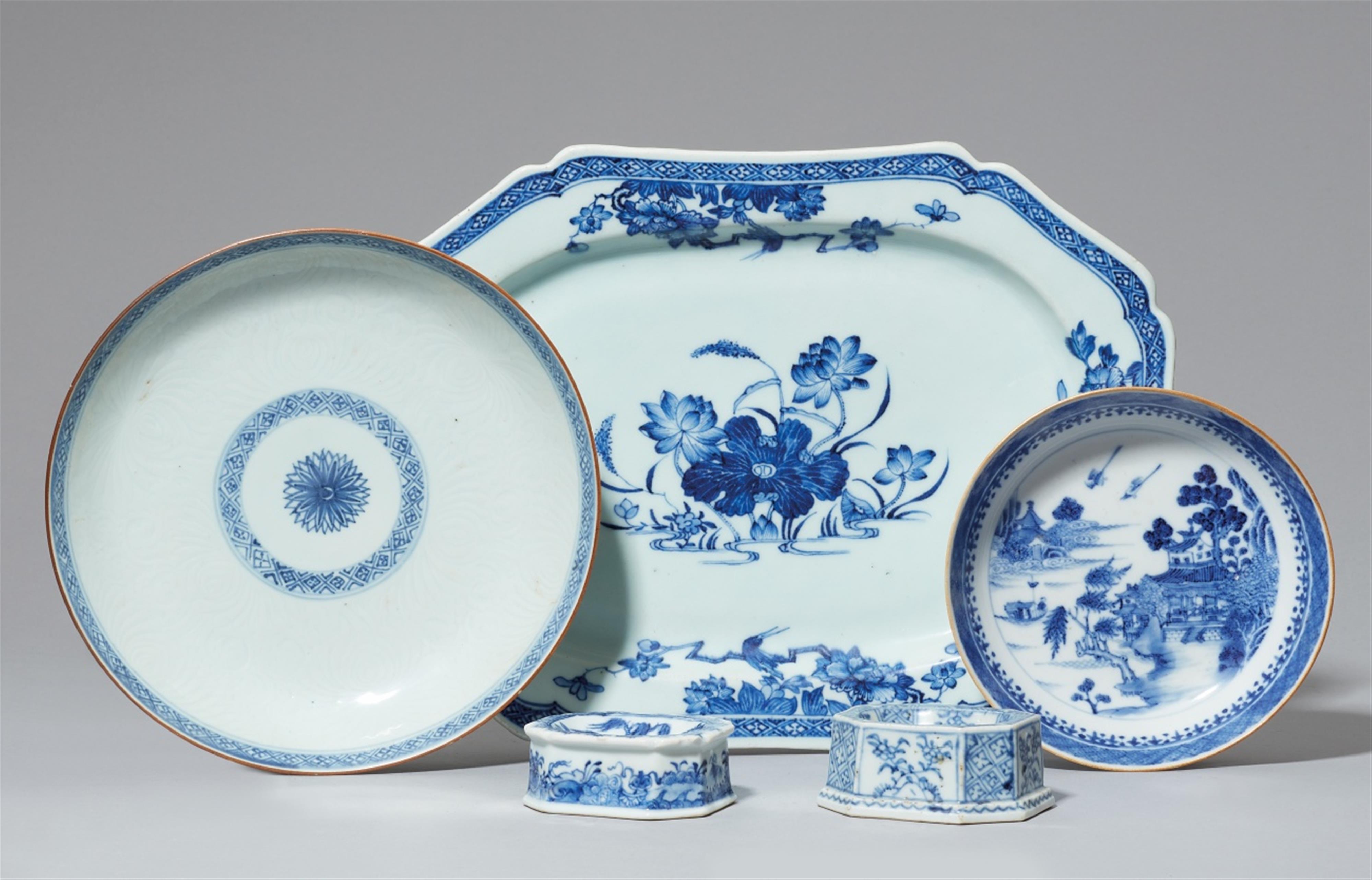 A group of five blue and white porcelains. 18th century - image-1