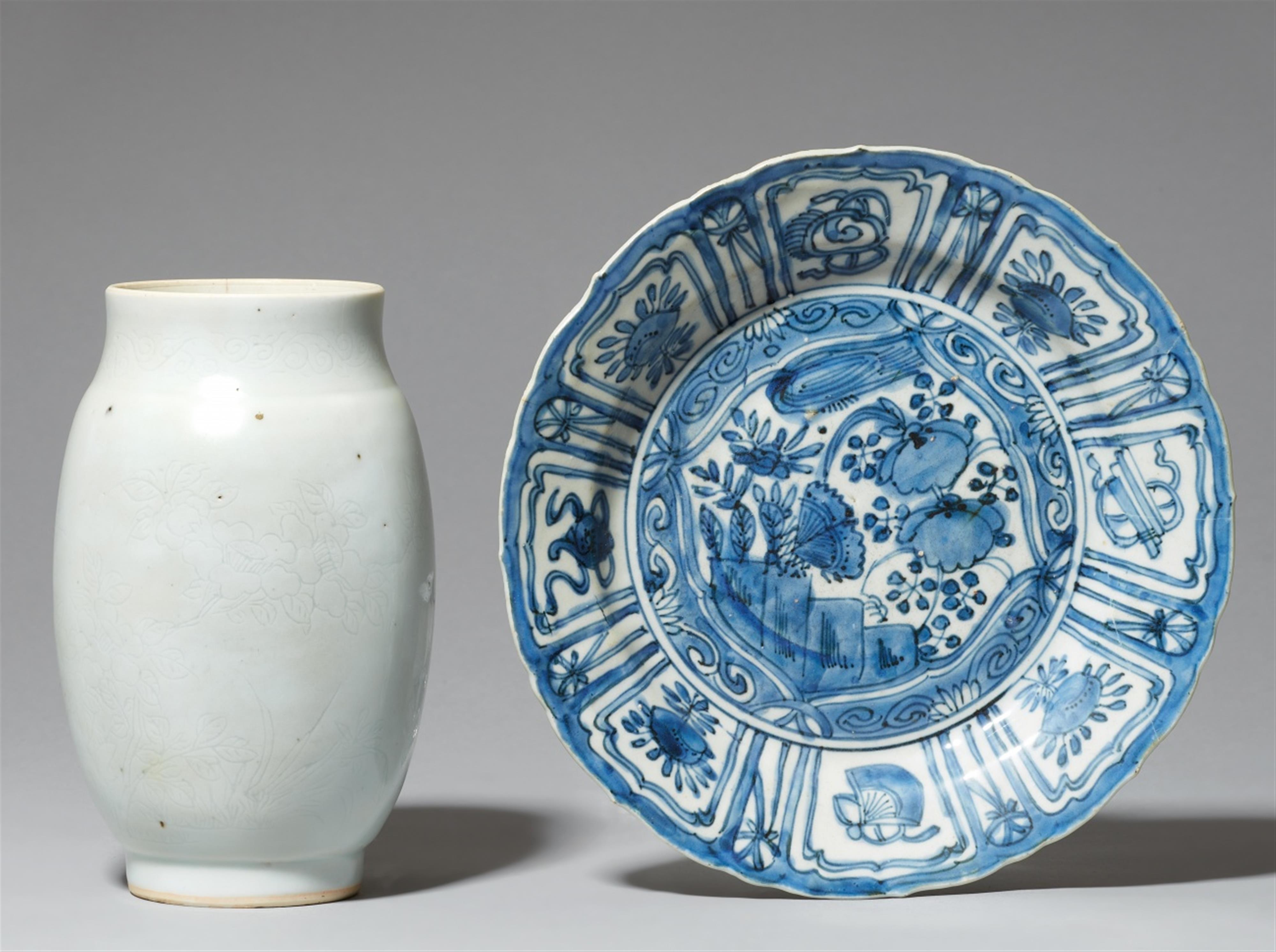 A pale green-glazed lantern jar with anhua decoration and a blue and white kraak dish. 17th century - image-1
