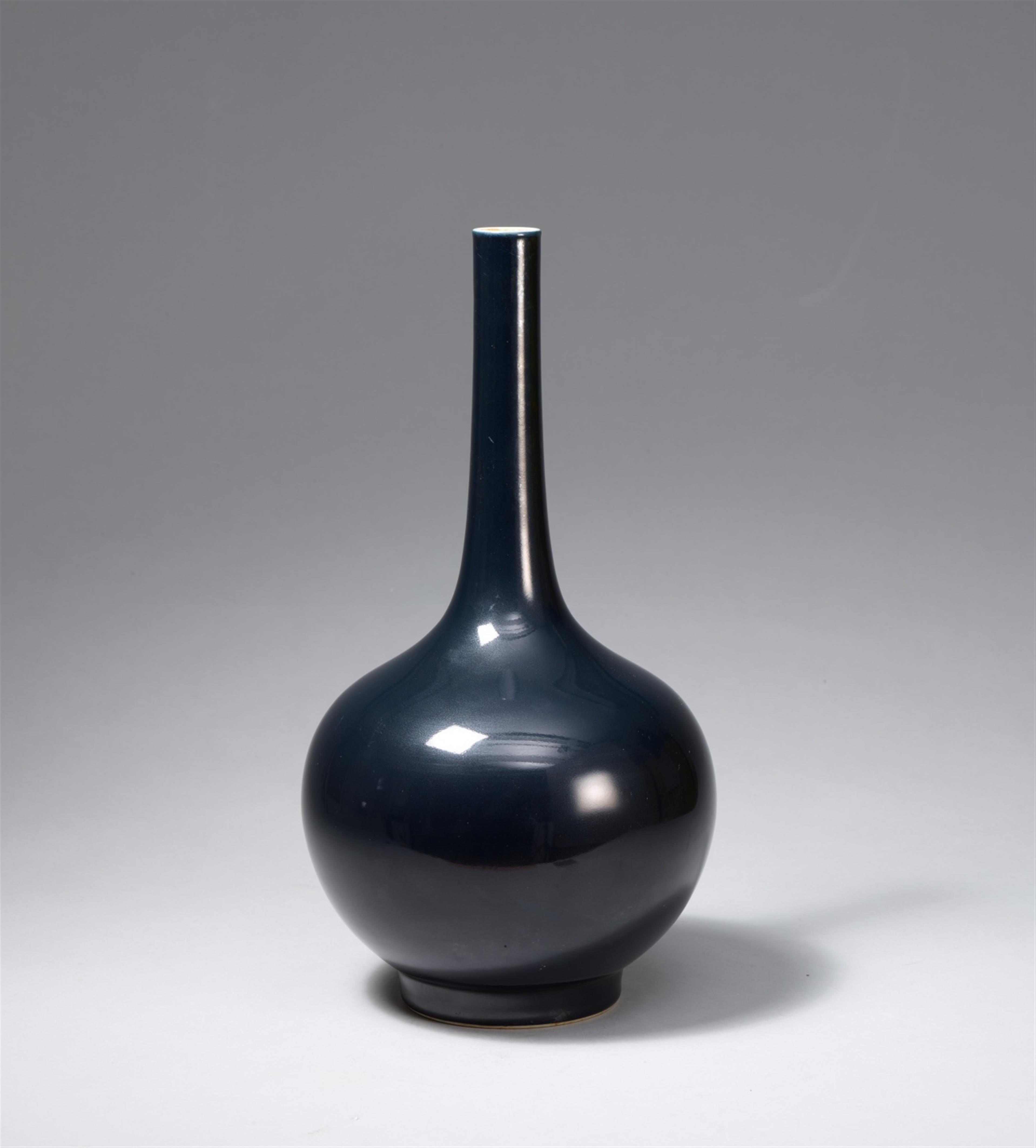 A large blueish-black-glazed bottle vase. 20th century - image-2