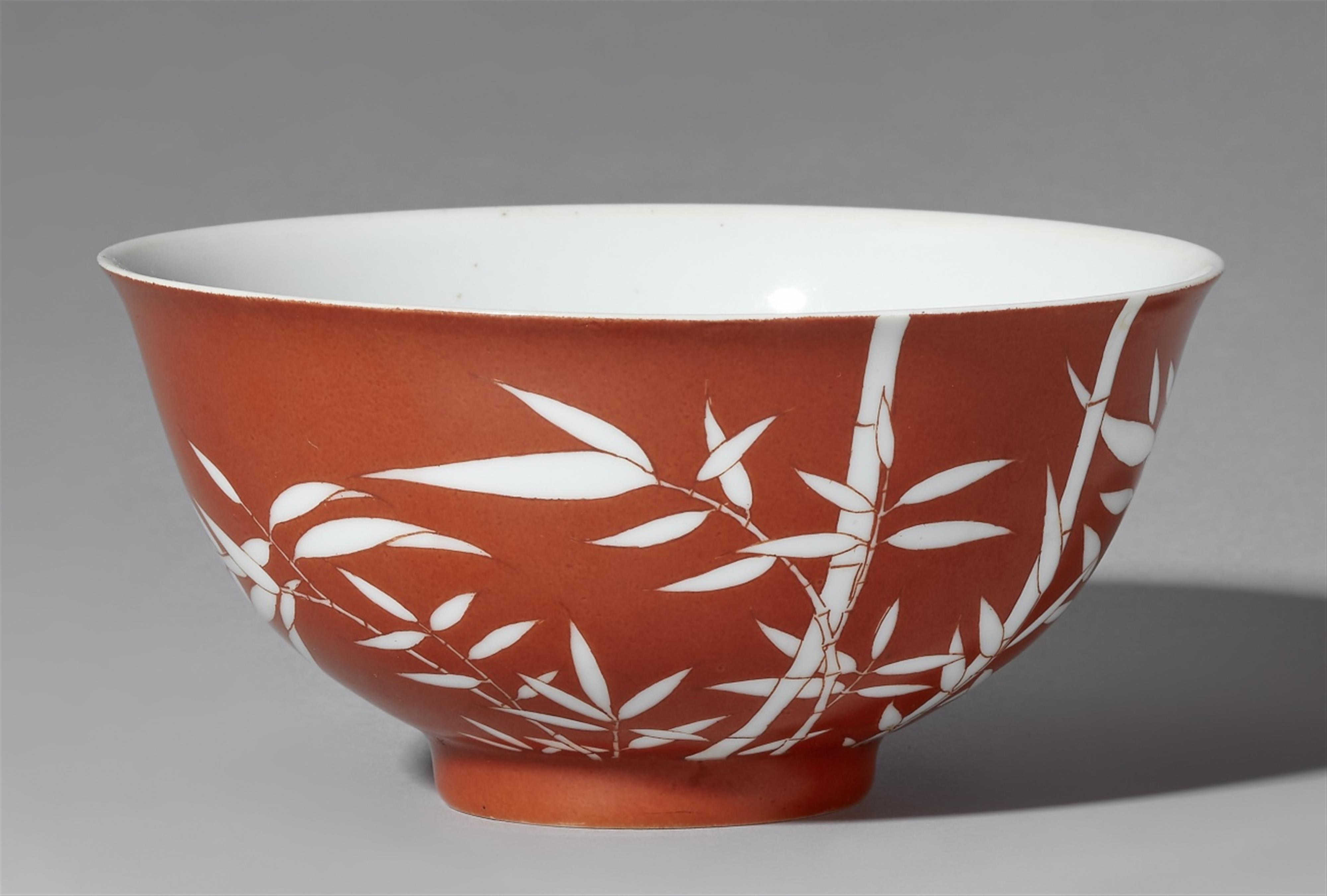 An iron-red reserve-decorated bowl. 20th century - image-1