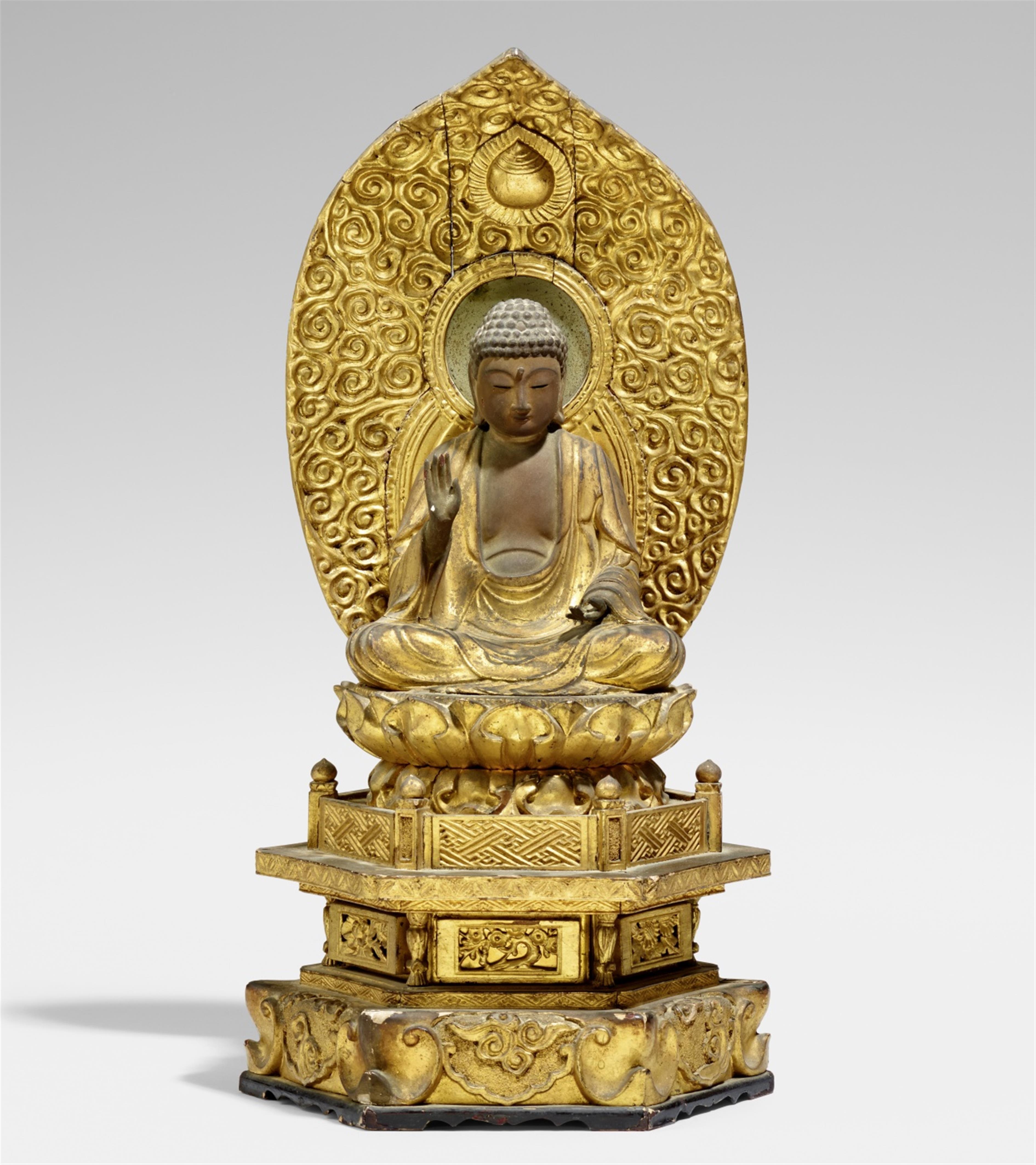 A lacquered and gilded wood figure of Amida Nyorai. Late 17th/18th century - image-1