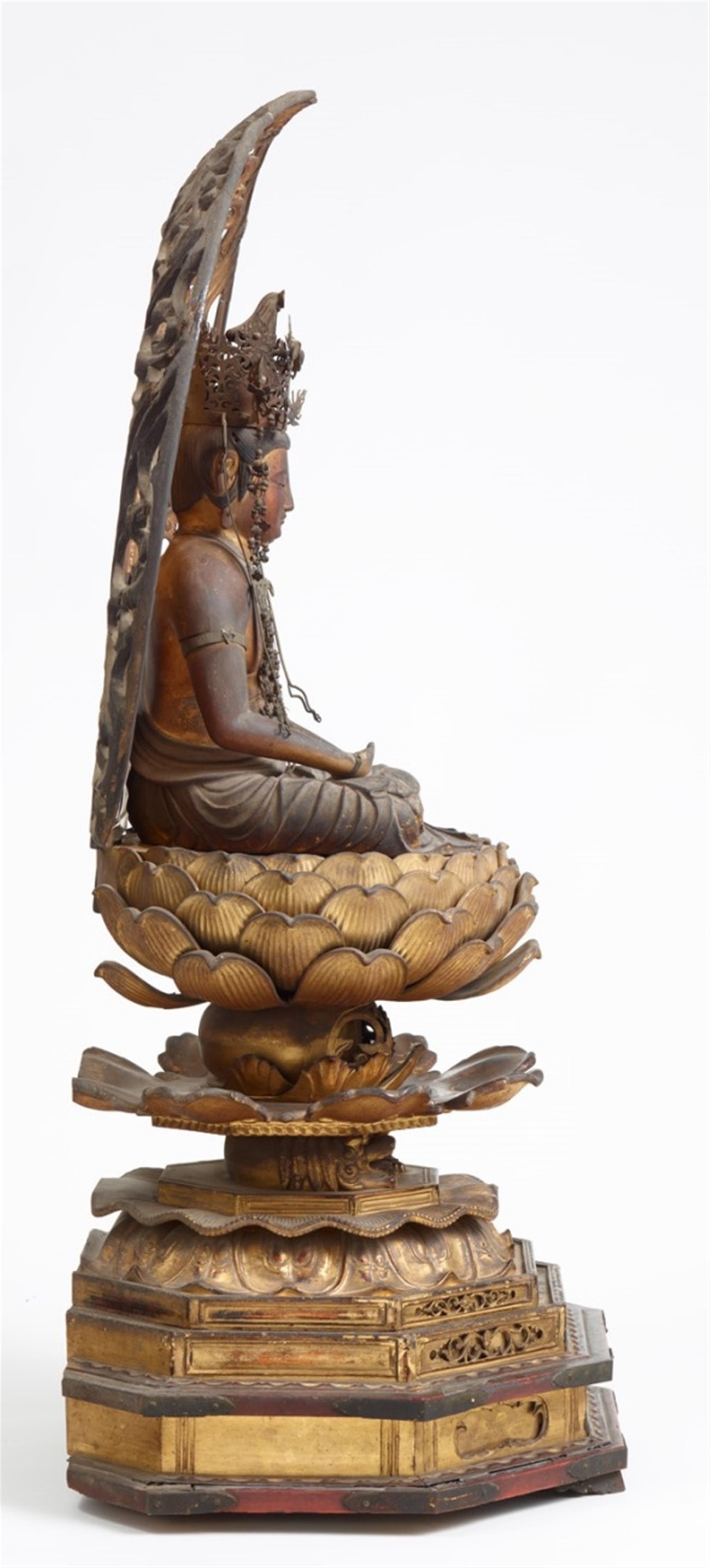 A large lacquered and gilded wood figure of Miroku Bosatsu. Edo period, 18th century or earlier - image-3