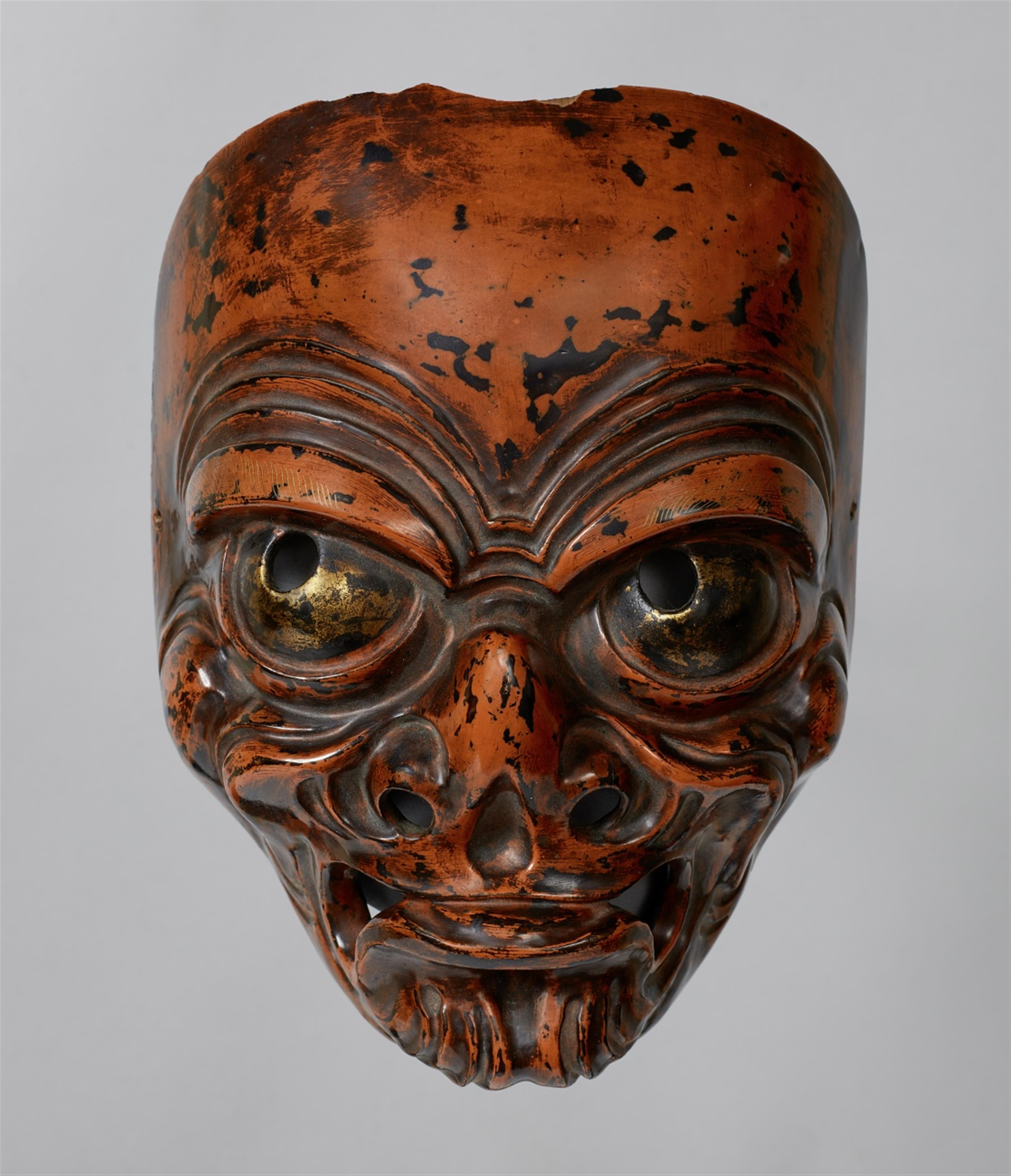 A wood and negoro type lacquer mask in the manner of a bugaku mask. Meiji period - image-1