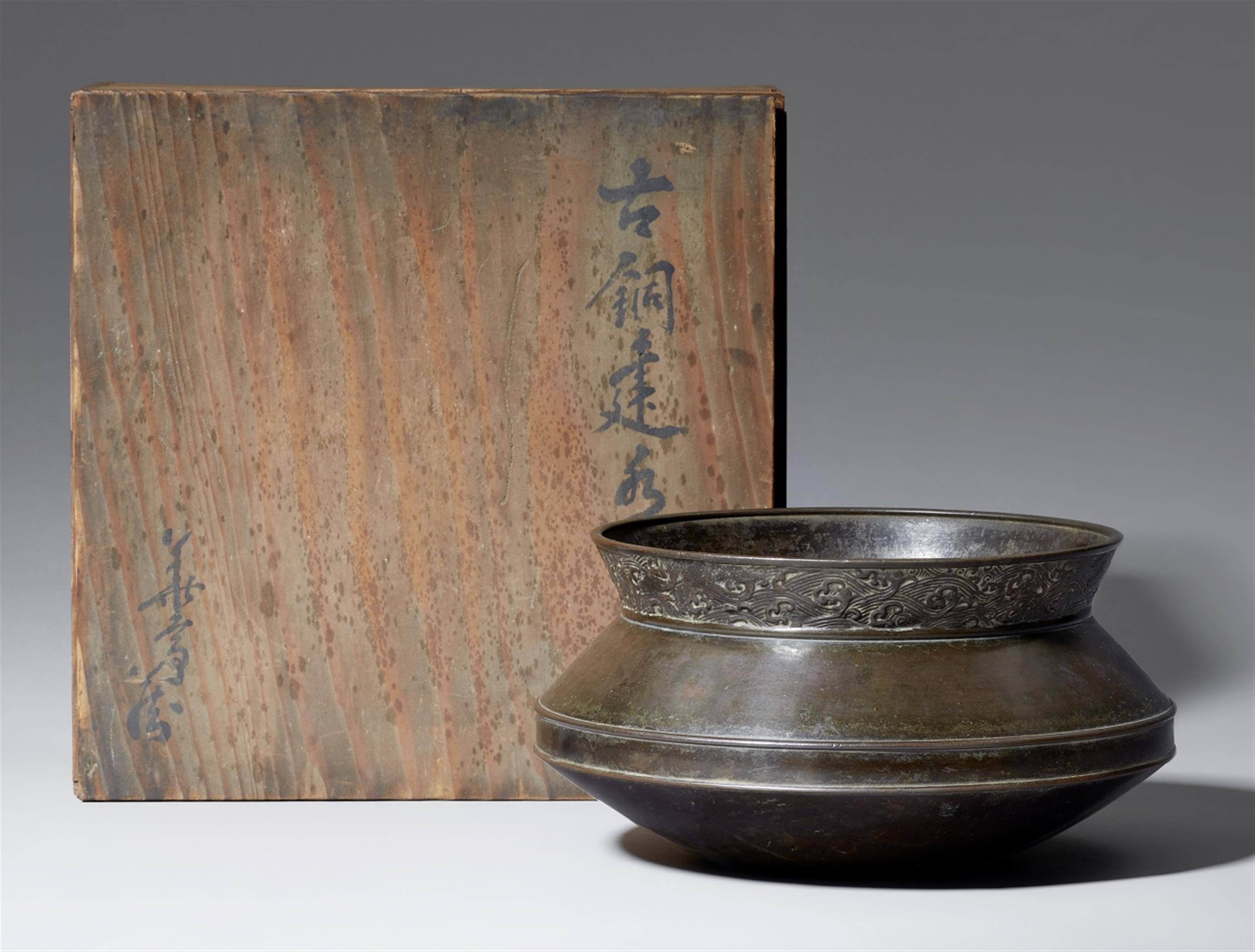 A bronze vessel for discarded water (kensui). 19th century - image-1