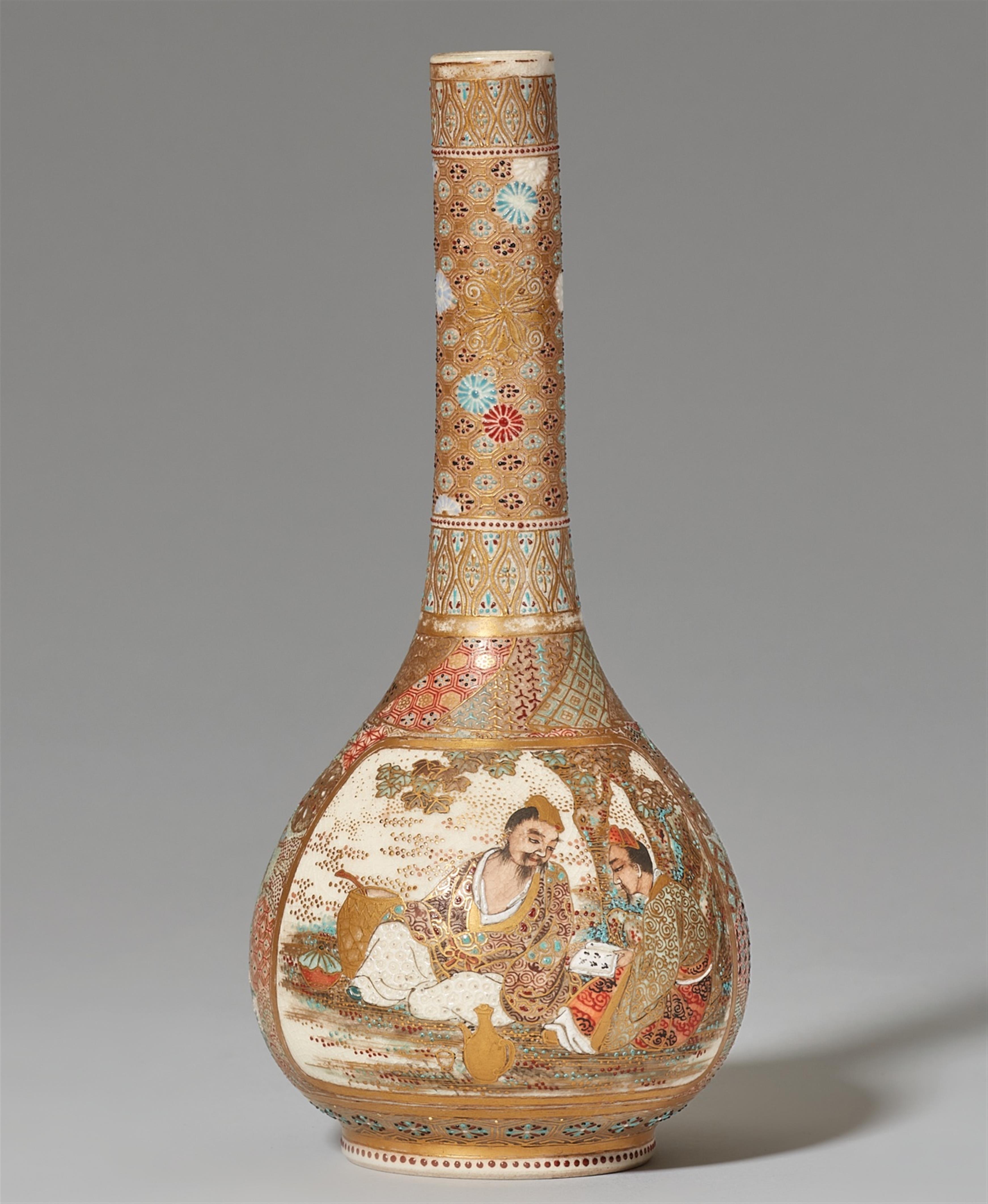 A small Satsuma long-necked bottle vase. Kyoto. Late 19th century - image-1